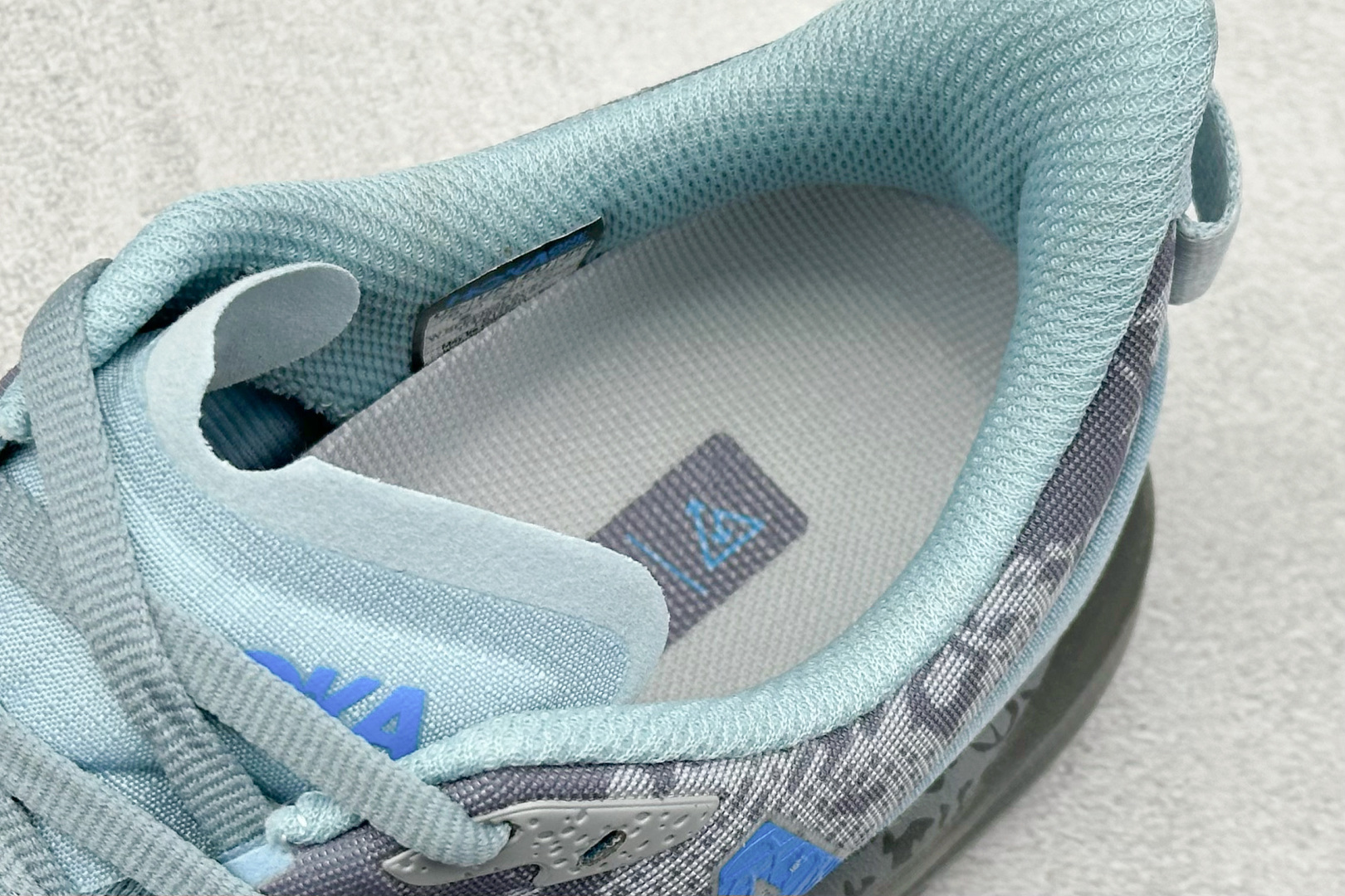 图片[8]-FS版HOKA ONE ONE M Speedgoat 6 低帮专业越野跑步鞋 相较于前几代Mafate包裹感更好跟Speedgoat(快速羚羊)系列比起来更加舒适鞋底防滑性能在下坡的石板台阶和原始路面都有很好的表现 HOKA血统属性厚底设计 在快速下坡时起到缓震保护作用减少重力给予脚踝、膝部、髋关节等处带来的冲击力 货号： 1147832/SYST-选品中心