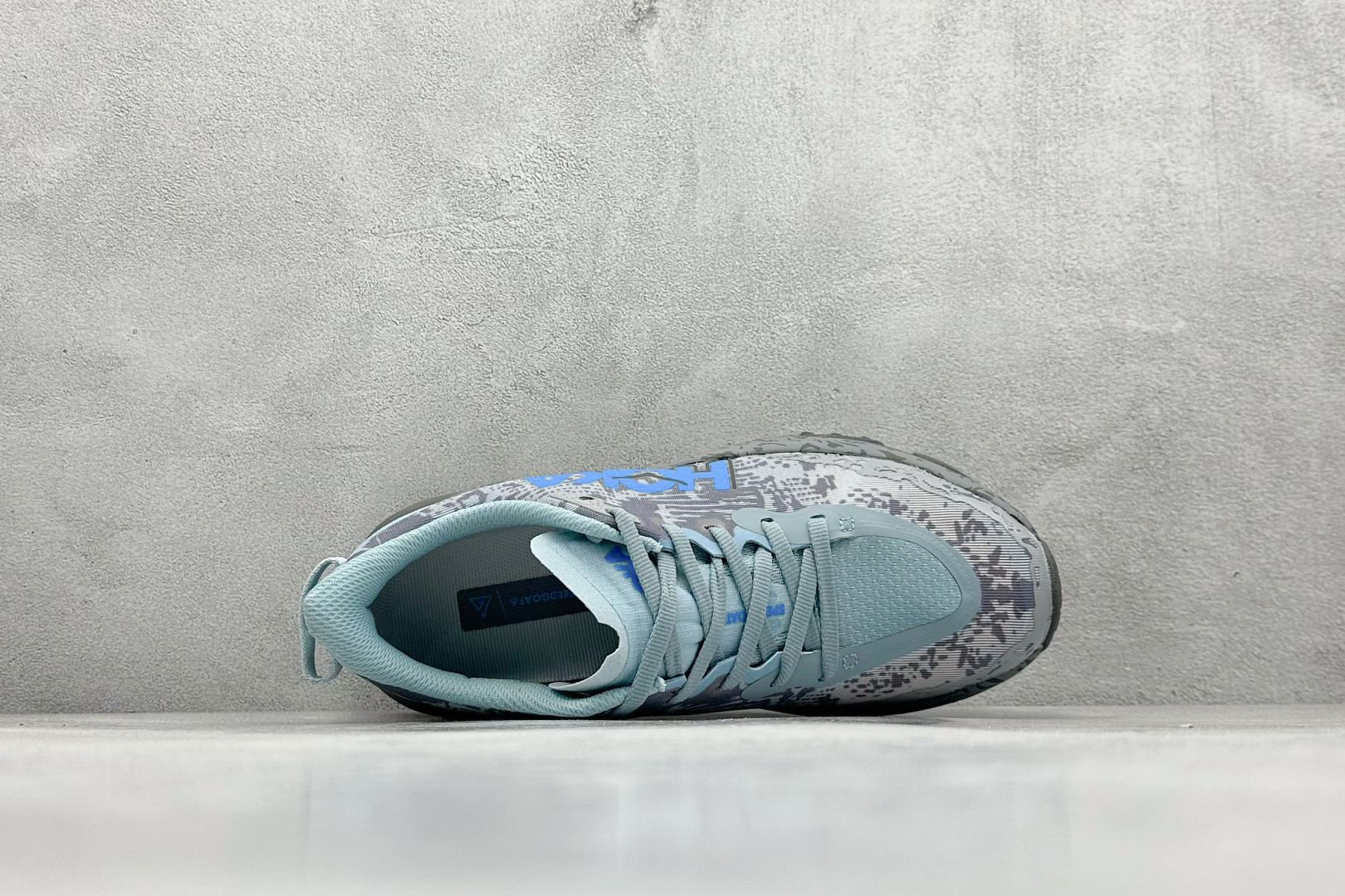 图片[3]-FS版HOKA ONE ONE M Speedgoat 6 低帮专业越野跑步鞋 相较于前几代Mafate包裹感更好跟Speedgoat(快速羚羊)系列比起来更加舒适鞋底防滑性能在下坡的石板台阶和原始路面都有很好的表现 HOKA血统属性厚底设计 在快速下坡时起到缓震保护作用减少重力给予脚踝、膝部、髋关节等处带来的冲击力 货号： 1147832/SYST-选品中心