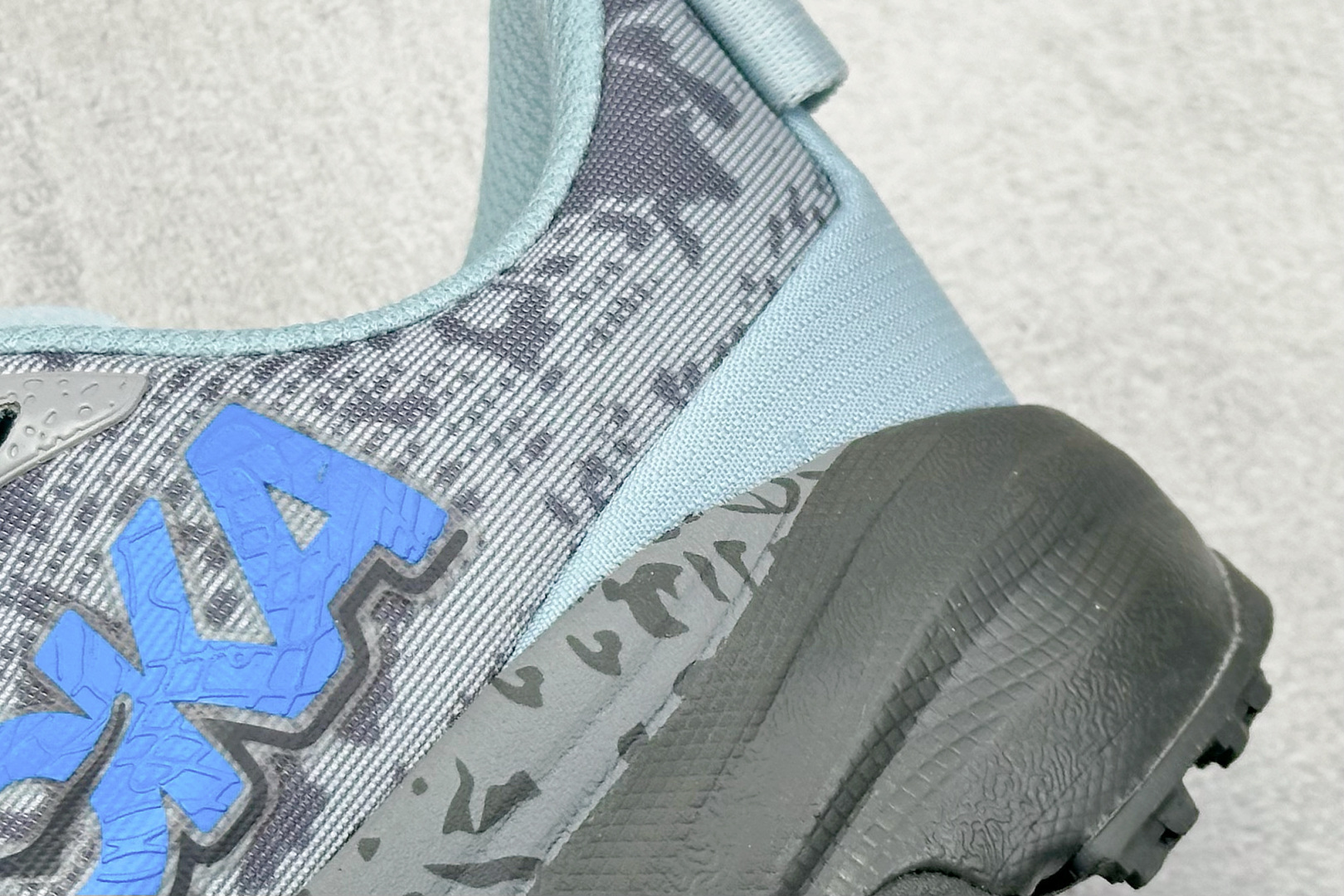 图片[9]-FS版HOKA ONE ONE M Speedgoat 6 低帮专业越野跑步鞋 相较于前几代Mafate包裹感更好跟Speedgoat(快速羚羊)系列比起来更加舒适鞋底防滑性能在下坡的石板台阶和原始路面都有很好的表现 HOKA血统属性厚底设计 在快速下坡时起到缓震保护作用减少重力给予脚踝、膝部、髋关节等处带来的冲击力 货号： 1147832/SYST-选品中心