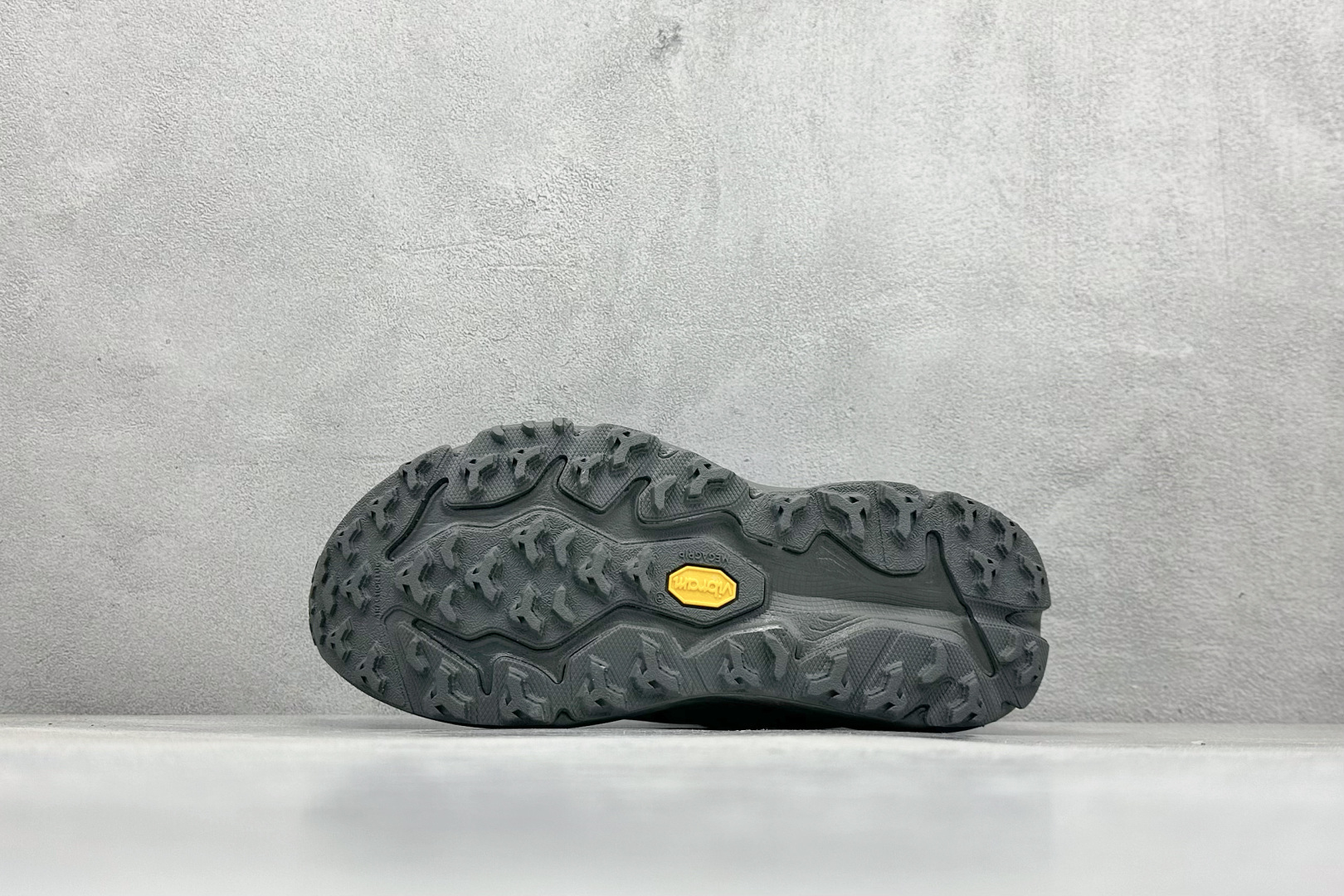 图片[4]-FS版HOKA ONE ONE M Speedgoat 6 低帮专业越野跑步鞋 相较于前几代Mafate包裹感更好跟Speedgoat(快速羚羊)系列比起来更加舒适鞋底防滑性能在下坡的石板台阶和原始路面都有很好的表现 HOKA血统属性厚底设计 在快速下坡时起到缓震保护作用减少重力给予脚踝、膝部、髋关节等处带来的冲击力 货号： 1147832/SYST-选品中心