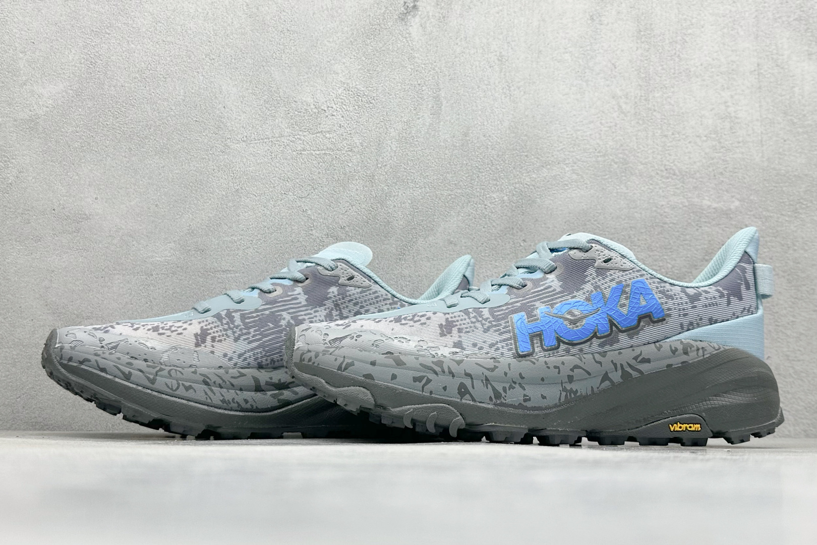 图片[5]-FS版HOKA ONE ONE M Speedgoat 6 低帮专业越野跑步鞋 相较于前几代Mafate包裹感更好跟Speedgoat(快速羚羊)系列比起来更加舒适鞋底防滑性能在下坡的石板台阶和原始路面都有很好的表现 HOKA血统属性厚底设计 在快速下坡时起到缓震保护作用减少重力给予脚踝、膝部、髋关节等处带来的冲击力 货号： 1147832/SYST-选品中心