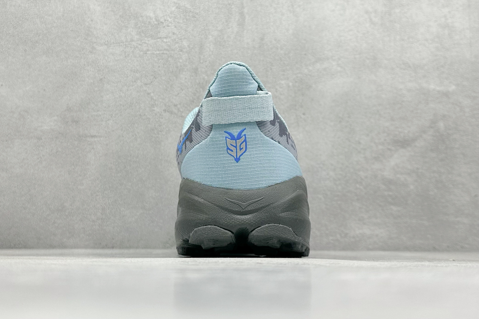 图片[6]-FS版HOKA ONE ONE M Speedgoat 6 低帮专业越野跑步鞋 相较于前几代Mafate包裹感更好跟Speedgoat(快速羚羊)系列比起来更加舒适鞋底防滑性能在下坡的石板台阶和原始路面都有很好的表现 HOKA血统属性厚底设计 在快速下坡时起到缓震保护作用减少重力给予脚踝、膝部、髋关节等处带来的冲击力 货号： 1147832/SYST-选品中心