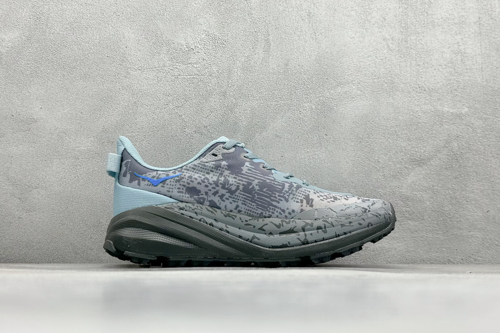 图片[2]-FS版HOKA ONE ONE M Speedgoat 6 低帮专业越野跑步鞋 相较于前几代Mafate包裹感更好跟Speedgoat(快速羚羊)系列比起来更加舒适鞋底防滑性能在下坡的石板台阶和原始路面都有很好的表现 HOKA血统属性厚底设计 在快速下坡时起到缓震保护作用减少重力给予脚踝、膝部、髋关节等处带来的冲击力 货号： 1147832/SYST-选品中心