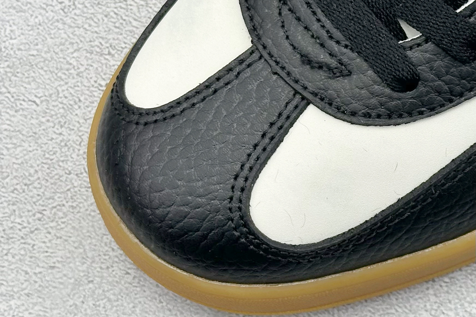 图片[7]-SC版AD SAMBA OG 闪电 休闲板鞋 该鞋款鞋面采用多种材料拼接(缝/车线) Superstar系列又备受众多滑板爱好者的青睐 这款Superstar经典鞋 沿用50年来的贝壳鞋头样式 继往开来 采用皮革鞋面和浑厚全包大底设计 烫金徽标伴你在滑板上留下“流星”般绚丽的轨迹 货号： SC9207-722 尺码： 36 36.5 37.5 38 38.5 39 40 40.5 41 42 42.5 43 44 44.5 45-选品中心