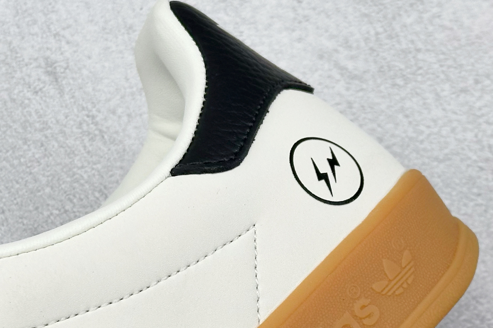 图片[9]-SC版AD SAMBA OG 闪电 休闲板鞋 该鞋款鞋面采用多种材料拼接(缝/车线) Superstar系列又备受众多滑板爱好者的青睐 这款Superstar经典鞋 沿用50年来的贝壳鞋头样式 继往开来 采用皮革鞋面和浑厚全包大底设计 烫金徽标伴你在滑板上留下“流星”般绚丽的轨迹 货号： SC9207-722 尺码： 36 36.5 37.5 38 38.5 39 40 40.5 41 42 42.5 43 44 44.5 45-选品中心