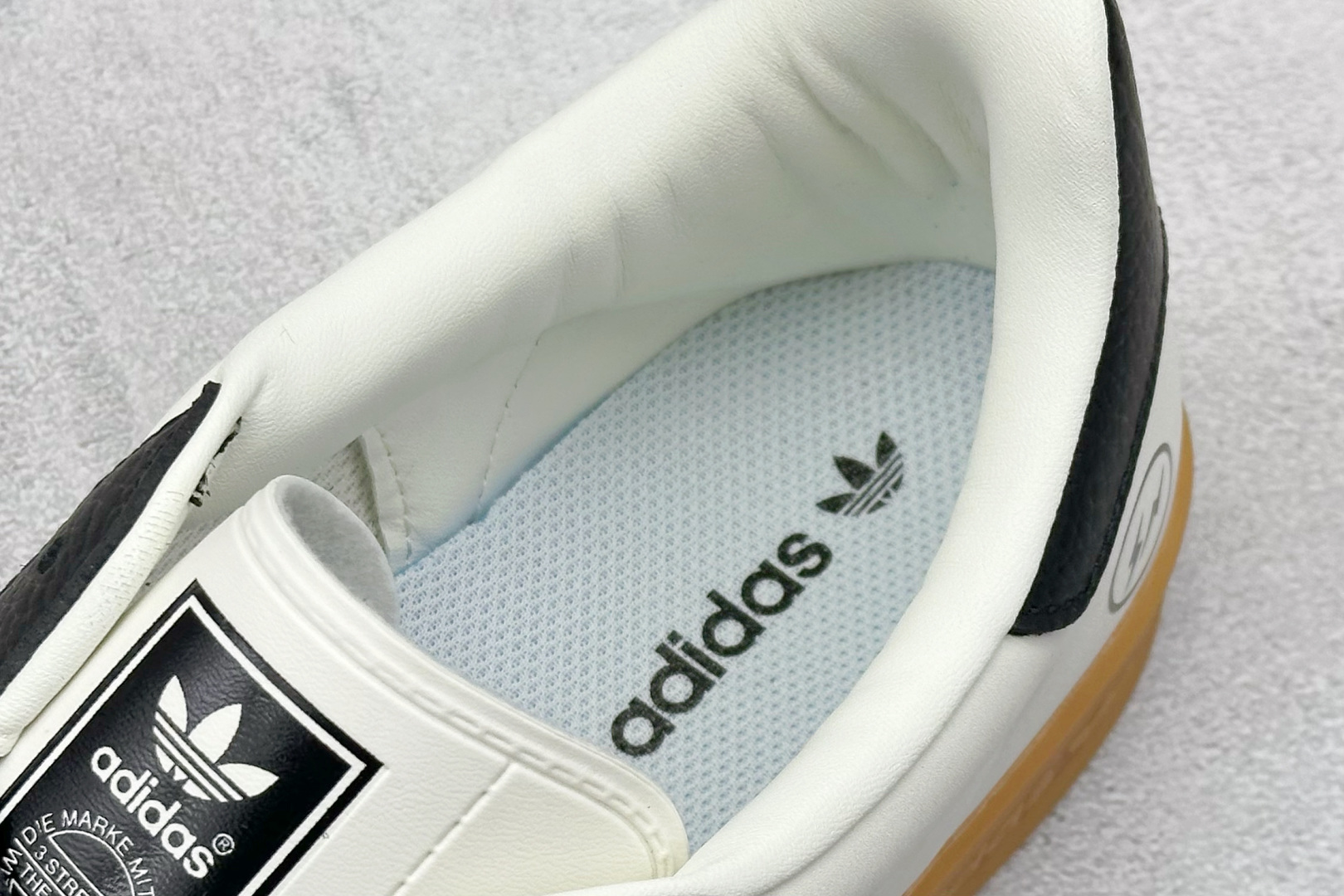 图片[8]-SC版AD SAMBA OG 闪电 休闲板鞋 该鞋款鞋面采用多种材料拼接(缝/车线) Superstar系列又备受众多滑板爱好者的青睐 这款Superstar经典鞋 沿用50年来的贝壳鞋头样式 继往开来 采用皮革鞋面和浑厚全包大底设计 烫金徽标伴你在滑板上留下“流星”般绚丽的轨迹 货号： SC9207-722 尺码： 36 36.5 37.5 38 38.5 39 40 40.5 41 42 42.5 43 44 44.5 45-选品中心