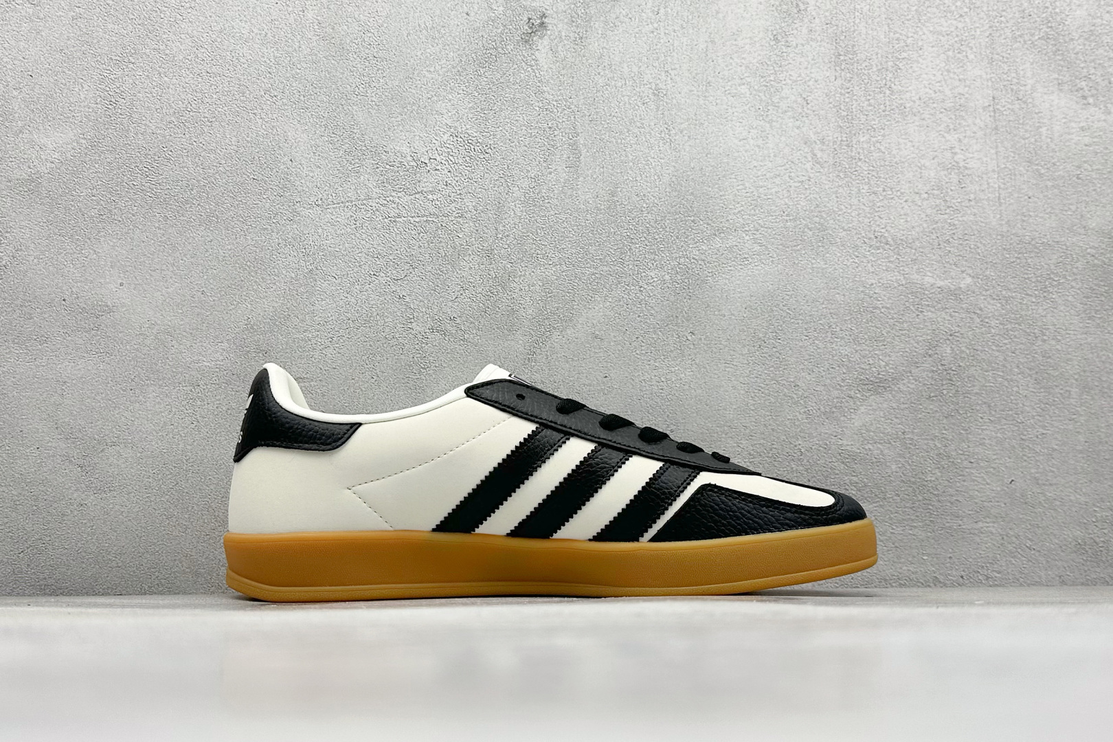 图片[2]-SC版AD SAMBA OG 闪电 休闲板鞋 该鞋款鞋面采用多种材料拼接(缝/车线) Superstar系列又备受众多滑板爱好者的青睐 这款Superstar经典鞋 沿用50年来的贝壳鞋头样式 继往开来 采用皮革鞋面和浑厚全包大底设计 烫金徽标伴你在滑板上留下“流星”般绚丽的轨迹 货号： SC9207-722 尺码： 36 36.5 37.5 38 38.5 39 40 40.5 41 42 42.5 43 44 44.5 45-选品中心