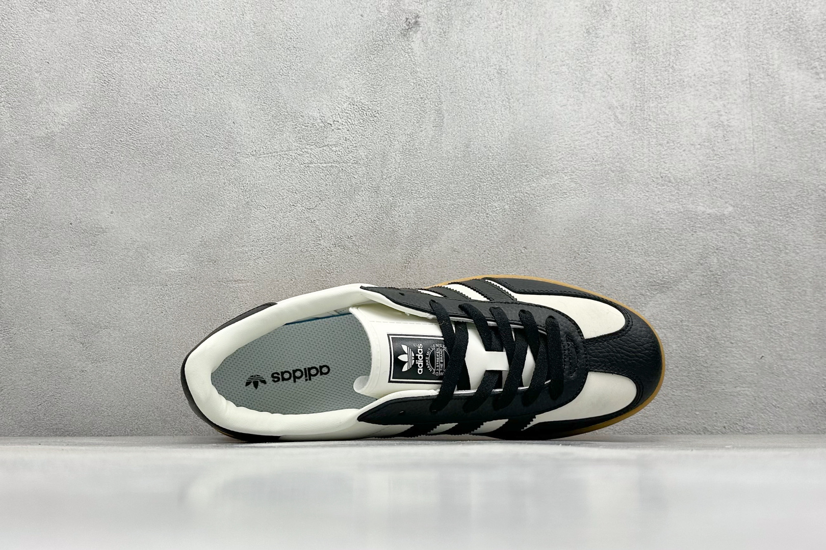 图片[3]-SC版AD SAMBA OG 闪电 休闲板鞋 该鞋款鞋面采用多种材料拼接(缝/车线) Superstar系列又备受众多滑板爱好者的青睐 这款Superstar经典鞋 沿用50年来的贝壳鞋头样式 继往开来 采用皮革鞋面和浑厚全包大底设计 烫金徽标伴你在滑板上留下“流星”般绚丽的轨迹 货号： SC9207-722 尺码： 36 36.5 37.5 38 38.5 39 40 40.5 41 42 42.5 43 44 44.5 45-选品中心