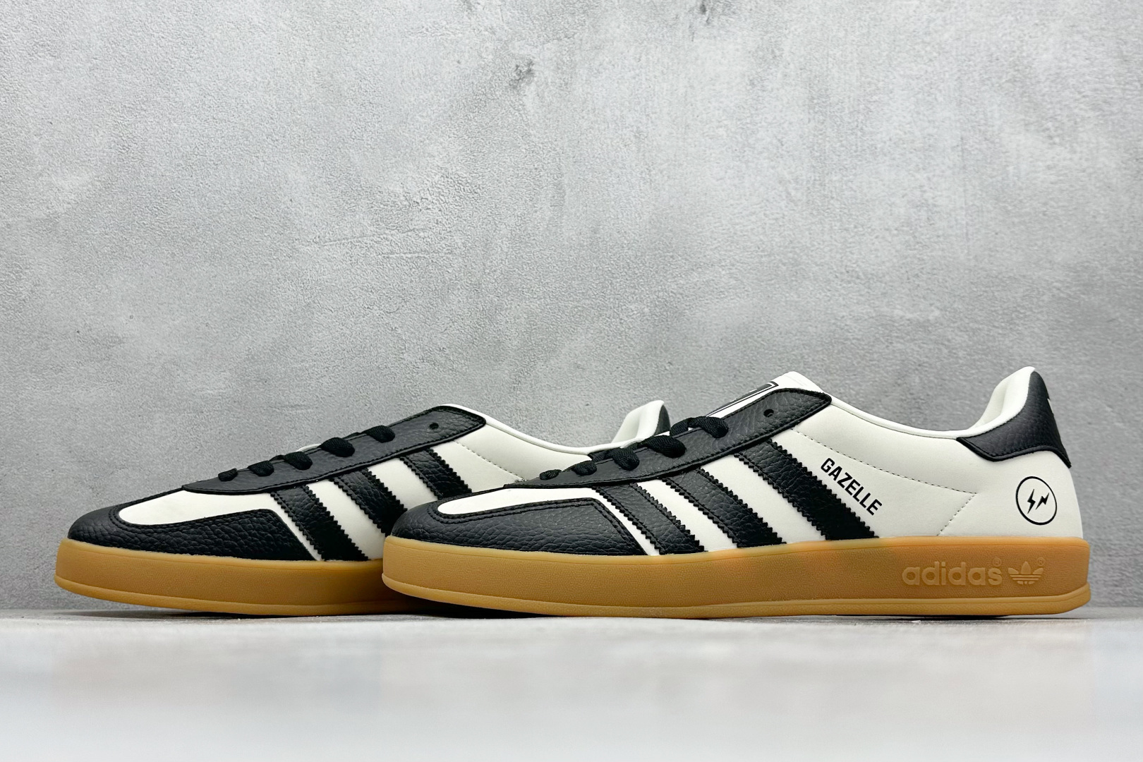 图片[5]-SC版AD SAMBA OG 闪电 休闲板鞋 该鞋款鞋面采用多种材料拼接(缝/车线) Superstar系列又备受众多滑板爱好者的青睐 这款Superstar经典鞋 沿用50年来的贝壳鞋头样式 继往开来 采用皮革鞋面和浑厚全包大底设计 烫金徽标伴你在滑板上留下“流星”般绚丽的轨迹 货号： SC9207-722 尺码： 36 36.5 37.5 38 38.5 39 40 40.5 41 42 42.5 43 44 44.5 45-选品中心