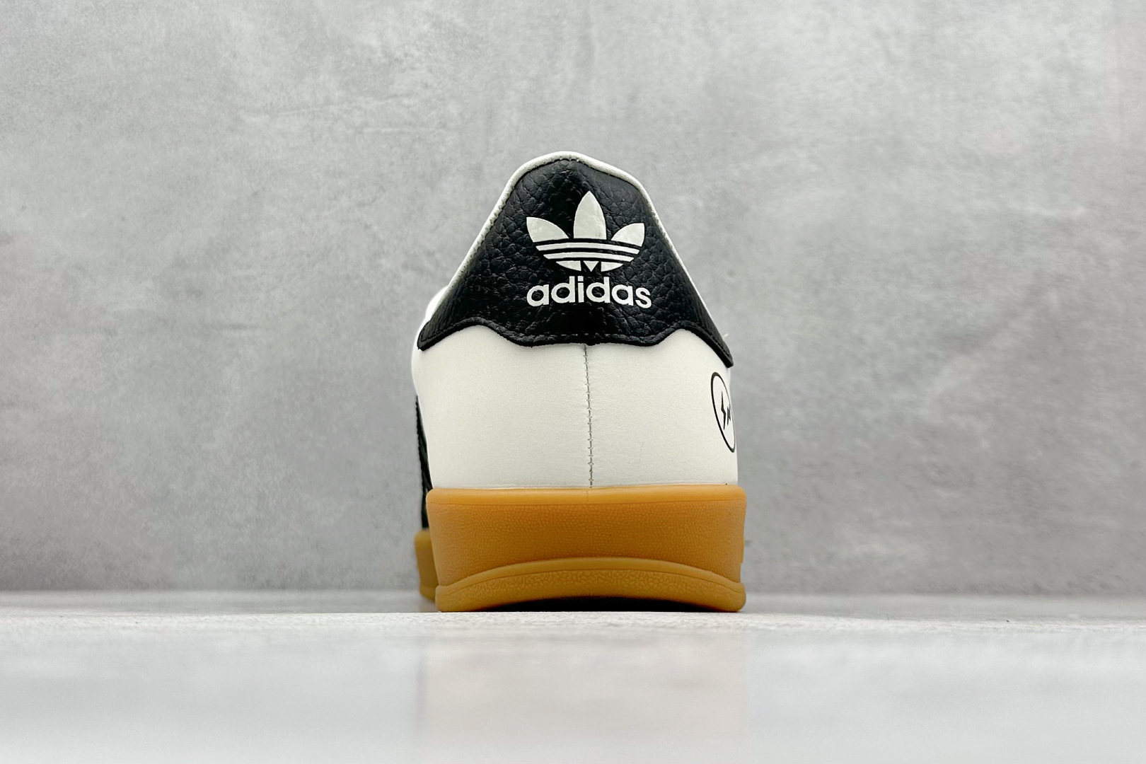 图片[6]-SC版AD SAMBA OG 闪电 休闲板鞋 该鞋款鞋面采用多种材料拼接(缝/车线) Superstar系列又备受众多滑板爱好者的青睐 这款Superstar经典鞋 沿用50年来的贝壳鞋头样式 继往开来 采用皮革鞋面和浑厚全包大底设计 烫金徽标伴你在滑板上留下“流星”般绚丽的轨迹 货号： SC9207-722 尺码： 36 36.5 37.5 38 38.5 39 40 40.5 41 42 42.5 43 44 44.5 45-选品中心