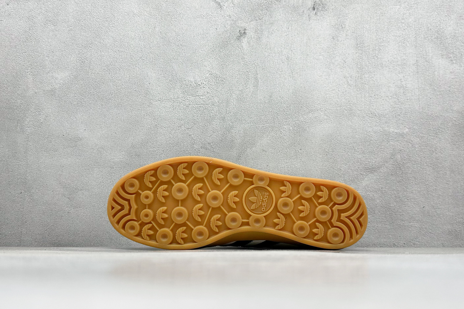 图片[4]-SC版AD SAMBA OG 闪电 休闲板鞋 该鞋款鞋面采用多种材料拼接(缝/车线) Superstar系列又备受众多滑板爱好者的青睐 这款Superstar经典鞋 沿用50年来的贝壳鞋头样式 继往开来 采用皮革鞋面和浑厚全包大底设计 烫金徽标伴你在滑板上留下“流星”般绚丽的轨迹 货号： SC9207-722 尺码： 36 36.5 37.5 38 38.5 39 40 40.5 41 42 42.5 43 44 44.5 45-选品中心