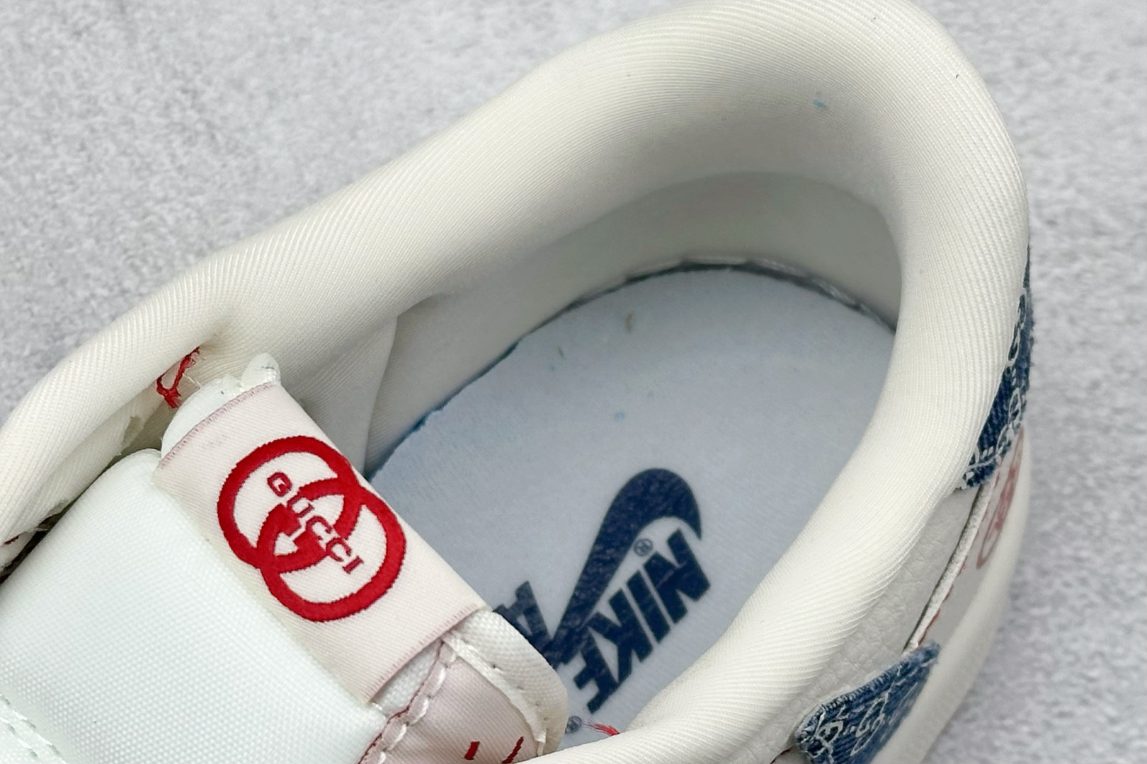 图片[8]-SC版Travis Scott x Fragment Design x Air Jordan 1 Low OG SP AJ1 乔1 古驰联名 红线牛仔 低帮文化休闲板鞋  #多方联名合作融合了Travis Scott 独特的音乐风格，藤原浩个性的设计风格以及Jordan品牌的经典元素 使其成为一双具有独特身份和价值的鞋子 清新而立体的外观加上联名标识更突出了其独特身份 这种配色方案显示出活力和时尚感 在视觉上引人注目 鞋身的质感和细腻的细节处理使其显得高端而格调十足 这款“倒钩”联名是设计与创意完美结合 融合多方的个性风格是一款备受瞩目的潮流鞋款 货号：XQ1979-001  尺码：36 36.5 37.5 38 38.5 39 40 40.5 41 42 42.5 43 44 44.5 45-选品中心