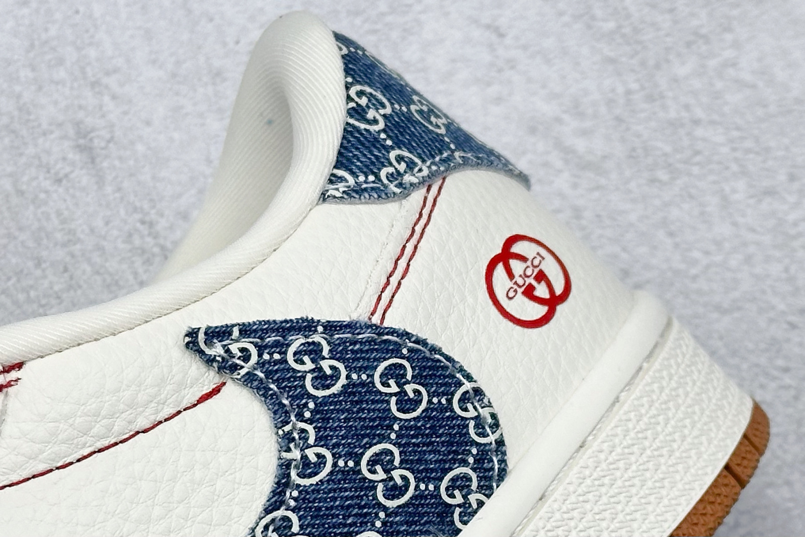 图片[9]-SC版Travis Scott x Fragment Design x Air Jordan 1 Low OG SP AJ1 乔1 古驰联名 红线牛仔 低帮文化休闲板鞋  #多方联名合作融合了Travis Scott 独特的音乐风格，藤原浩个性的设计风格以及Jordan品牌的经典元素 使其成为一双具有独特身份和价值的鞋子 清新而立体的外观加上联名标识更突出了其独特身份 这种配色方案显示出活力和时尚感 在视觉上引人注目 鞋身的质感和细腻的细节处理使其显得高端而格调十足 这款“倒钩”联名是设计与创意完美结合 融合多方的个性风格是一款备受瞩目的潮流鞋款 货号：XQ1979-001  尺码：36 36.5 37.5 38 38.5 39 40 40.5 41 42 42.5 43 44 44.5 45-选品中心