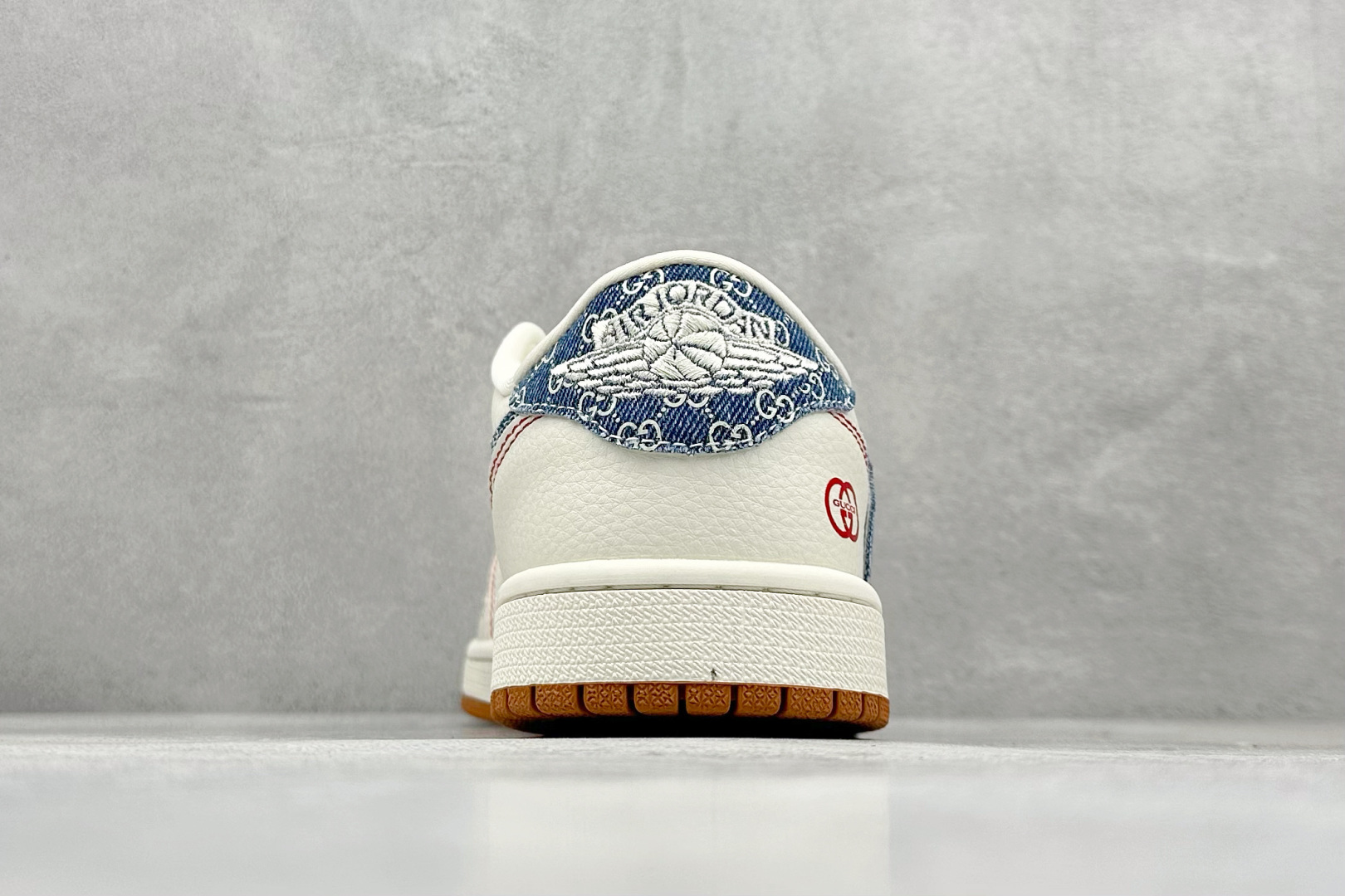 图片[6]-SC版Travis Scott x Fragment Design x Air Jordan 1 Low OG SP AJ1 乔1 古驰联名 红线牛仔 低帮文化休闲板鞋  #多方联名合作融合了Travis Scott 独特的音乐风格，藤原浩个性的设计风格以及Jordan品牌的经典元素 使其成为一双具有独特身份和价值的鞋子 清新而立体的外观加上联名标识更突出了其独特身份 这种配色方案显示出活力和时尚感 在视觉上引人注目 鞋身的质感和细腻的细节处理使其显得高端而格调十足 这款“倒钩”联名是设计与创意完美结合 融合多方的个性风格是一款备受瞩目的潮流鞋款 货号：XQ1979-001  尺码：36 36.5 37.5 38 38.5 39 40 40.5 41 42 42.5 43 44 44.5 45-选品中心