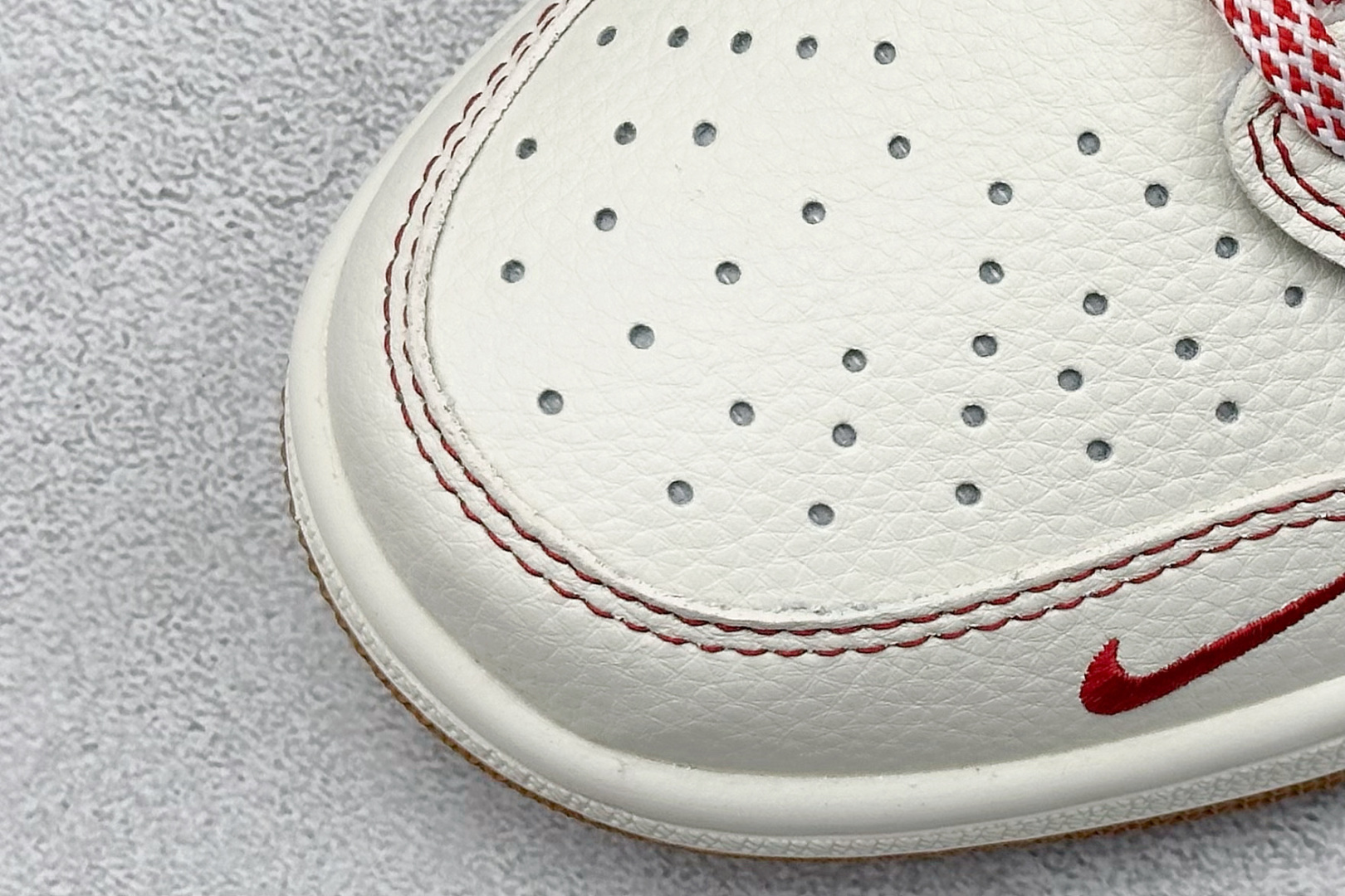 图片[7]-SC版Travis Scott x Fragment Design x Air Jordan 1 Low OG SP AJ1 乔1 古驰联名 红线牛仔 低帮文化休闲板鞋  #多方联名合作融合了Travis Scott 独特的音乐风格，藤原浩个性的设计风格以及Jordan品牌的经典元素 使其成为一双具有独特身份和价值的鞋子 清新而立体的外观加上联名标识更突出了其独特身份 这种配色方案显示出活力和时尚感 在视觉上引人注目 鞋身的质感和细腻的细节处理使其显得高端而格调十足 这款“倒钩”联名是设计与创意完美结合 融合多方的个性风格是一款备受瞩目的潮流鞋款 货号：XQ1979-001  尺码：36 36.5 37.5 38 38.5 39 40 40.5 41 42 42.5 43 44 44.5 45-选品中心