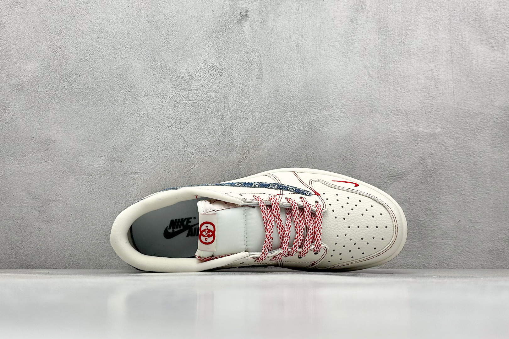 图片[3]-SC版Travis Scott x Fragment Design x Air Jordan 1 Low OG SP AJ1 乔1 古驰联名 红线牛仔 低帮文化休闲板鞋  #多方联名合作融合了Travis Scott 独特的音乐风格，藤原浩个性的设计风格以及Jordan品牌的经典元素 使其成为一双具有独特身份和价值的鞋子 清新而立体的外观加上联名标识更突出了其独特身份 这种配色方案显示出活力和时尚感 在视觉上引人注目 鞋身的质感和细腻的细节处理使其显得高端而格调十足 这款“倒钩”联名是设计与创意完美结合 融合多方的个性风格是一款备受瞩目的潮流鞋款 货号：XQ1979-001  尺码：36 36.5 37.5 38 38.5 39 40 40.5 41 42 42.5 43 44 44.5 45-选品中心