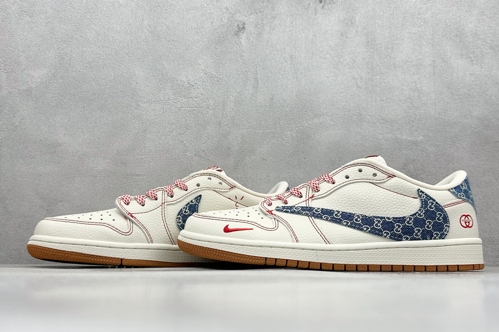 图片[5]-SC版Travis Scott x Fragment Design x Air Jordan 1 Low OG SP AJ1 乔1 古驰联名 红线牛仔 低帮文化休闲板鞋  #多方联名合作融合了Travis Scott 独特的音乐风格，藤原浩个性的设计风格以及Jordan品牌的经典元素 使其成为一双具有独特身份和价值的鞋子 清新而立体的外观加上联名标识更突出了其独特身份 这种配色方案显示出活力和时尚感 在视觉上引人注目 鞋身的质感和细腻的细节处理使其显得高端而格调十足 这款“倒钩”联名是设计与创意完美结合 融合多方的个性风格是一款备受瞩目的潮流鞋款 货号：XQ1979-001  尺码：36 36.5 37.5 38 38.5 39 40 40.5 41 42 42.5 43 44 44.5 45-选品中心