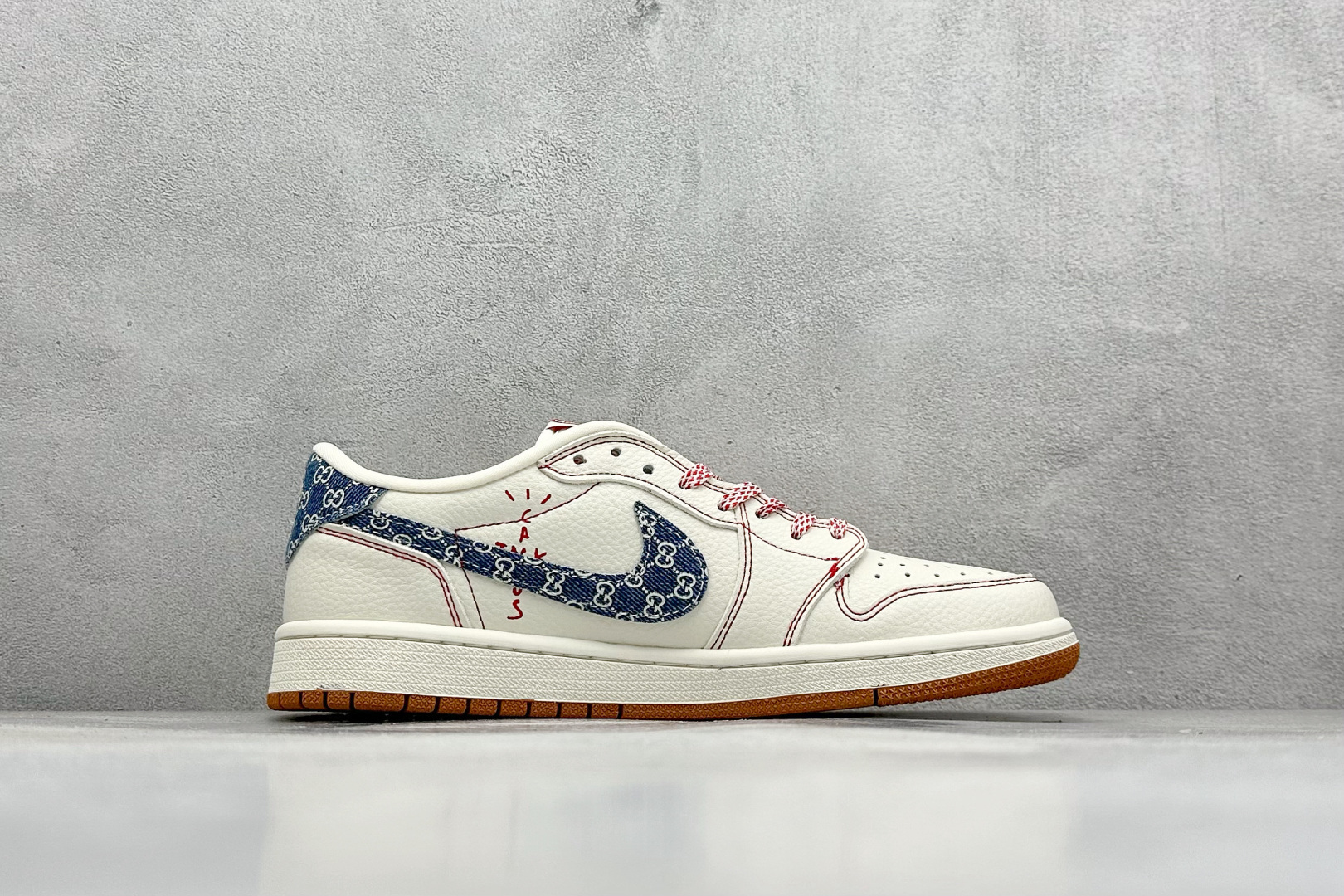 图片[2]-SC版Travis Scott x Fragment Design x Air Jordan 1 Low OG SP AJ1 乔1 古驰联名 红线牛仔 低帮文化休闲板鞋  #多方联名合作融合了Travis Scott 独特的音乐风格，藤原浩个性的设计风格以及Jordan品牌的经典元素 使其成为一双具有独特身份和价值的鞋子 清新而立体的外观加上联名标识更突出了其独特身份 这种配色方案显示出活力和时尚感 在视觉上引人注目 鞋身的质感和细腻的细节处理使其显得高端而格调十足 这款“倒钩”联名是设计与创意完美结合 融合多方的个性风格是一款备受瞩目的潮流鞋款 货号：XQ1979-001  尺码：36 36.5 37.5 38 38.5 39 40 40.5 41 42 42.5 43 44 44.5 45-选品中心