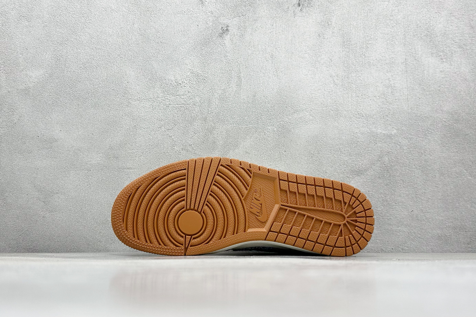 图片[4]-SC版Travis Scott x Fragment Design x Air Jordan 1 Low OG SP AJ1 乔1 古驰联名 红线牛仔 低帮文化休闲板鞋  #多方联名合作融合了Travis Scott 独特的音乐风格，藤原浩个性的设计风格以及Jordan品牌的经典元素 使其成为一双具有独特身份和价值的鞋子 清新而立体的外观加上联名标识更突出了其独特身份 这种配色方案显示出活力和时尚感 在视觉上引人注目 鞋身的质感和细腻的细节处理使其显得高端而格调十足 这款“倒钩”联名是设计与创意完美结合 融合多方的个性风格是一款备受瞩目的潮流鞋款 货号：XQ1979-001  尺码：36 36.5 37.5 38 38.5 39 40 40.5 41 42 42.5 43 44 44.5 45-选品中心