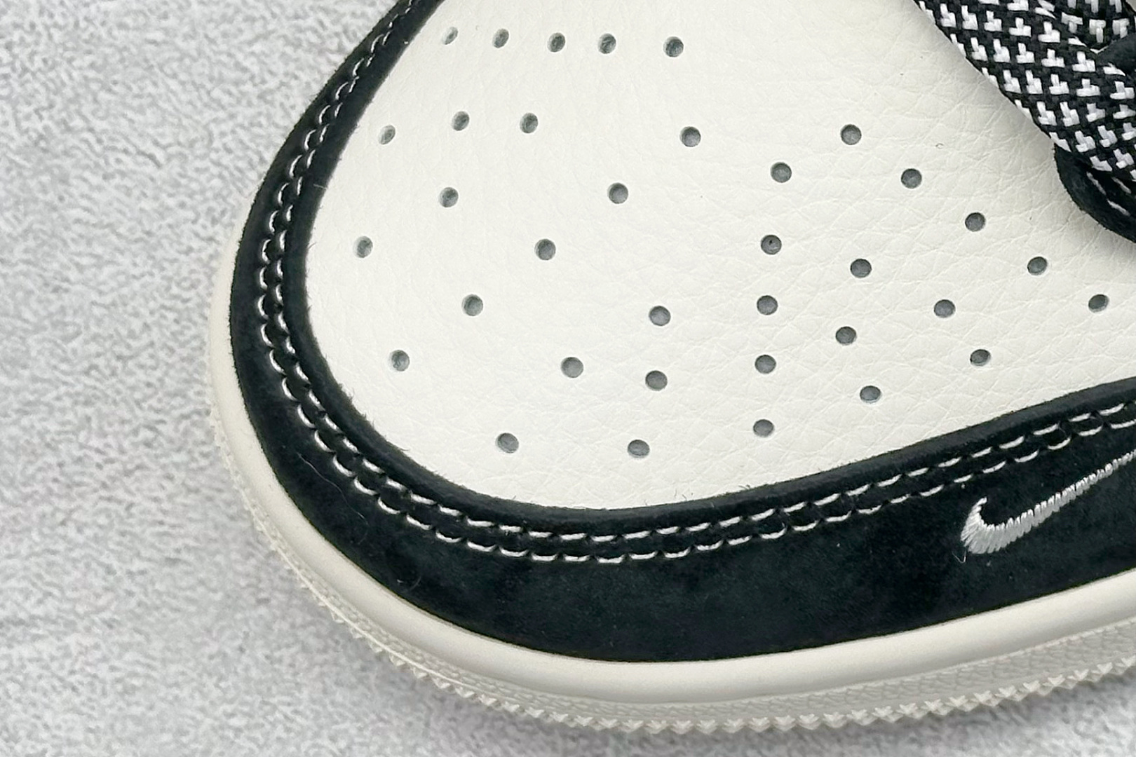 图片[7]-XC版Travis Scott x Nike Air Jordan 1 Low x Supreme Air Jordan 1 Low 反转黑米小钩满天星倒钩 纯原版本 全鞋采用原装头层皮，用料扎实 精雕细琢 鞋型极致还原 飞翼3D打印改良 深度立体 四线中底拉帮皮料选材 钢印 背胶一应俱全 全新批次 原装原模大底全鞋原厂定制皮料，手感细腻正确折边工艺 完美细节诠释 货号：SJ2068 124 尺码：36 36.5 37.5 38 38.5 39 40 40.5 41 42 42.5 43 44 44.5 45-选品中心