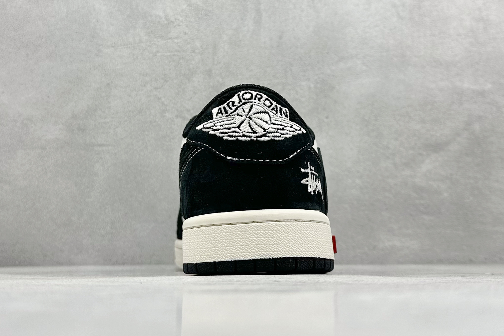 图片[6]-XC版Travis Scott x Nike Air Jordan 1 Low x Supreme Air Jordan 1 Low 反转黑米小钩满天星倒钩 纯原版本 全鞋采用原装头层皮，用料扎实 精雕细琢 鞋型极致还原 飞翼3D打印改良 深度立体 四线中底拉帮皮料选材 钢印 背胶一应俱全 全新批次 原装原模大底全鞋原厂定制皮料，手感细腻正确折边工艺 完美细节诠释 货号：SJ2068 124 尺码：36 36.5 37.5 38 38.5 39 40 40.5 41 42 42.5 43 44 44.5 45-选品中心