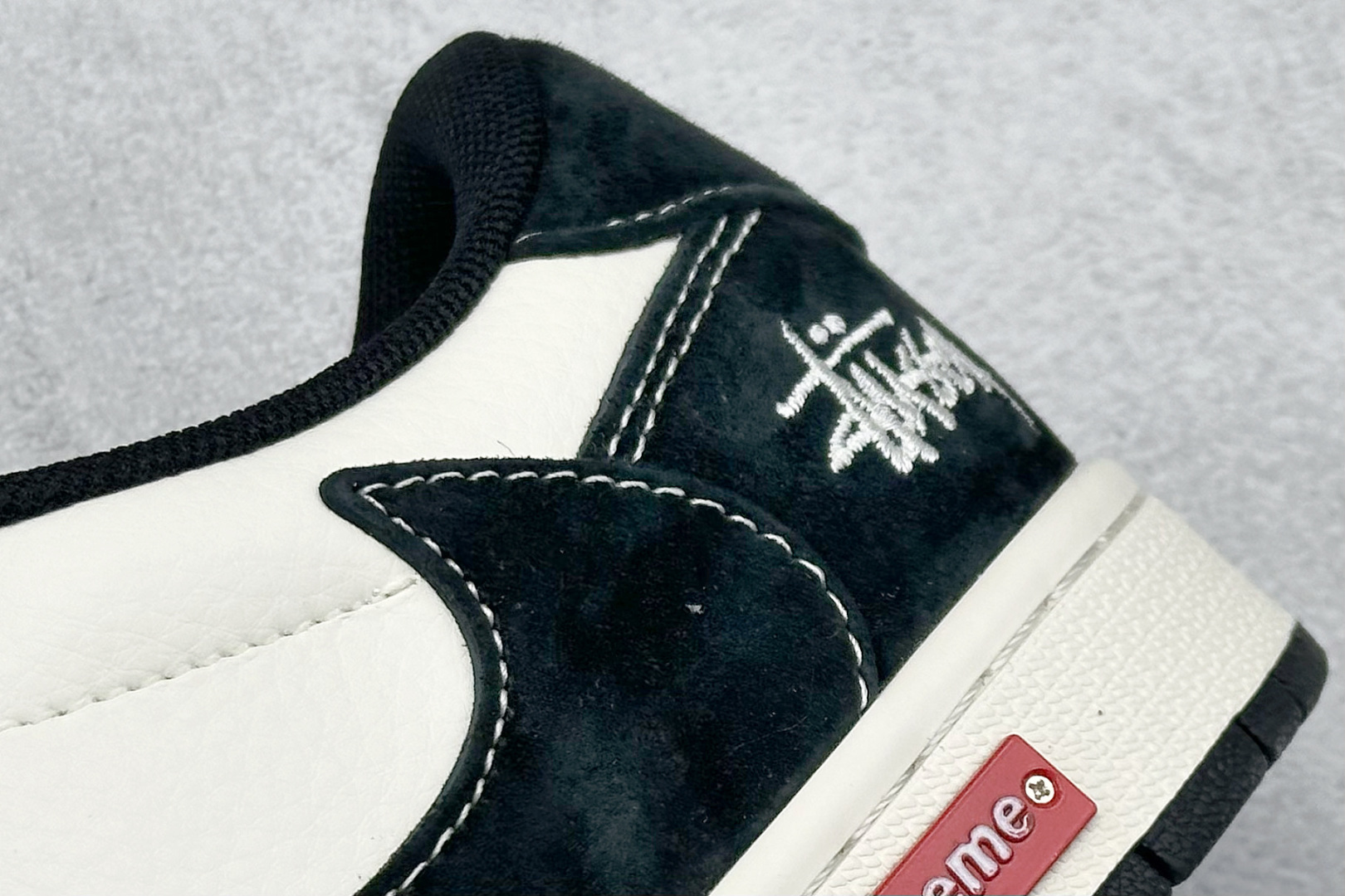 图片[9]-XC版Travis Scott x Nike Air Jordan 1 Low x Supreme Air Jordan 1 Low 反转黑米小钩满天星倒钩 纯原版本 全鞋采用原装头层皮，用料扎实 精雕细琢 鞋型极致还原 飞翼3D打印改良 深度立体 四线中底拉帮皮料选材 钢印 背胶一应俱全 全新批次 原装原模大底全鞋原厂定制皮料，手感细腻正确折边工艺 完美细节诠释 货号：SJ2068 124 尺码：36 36.5 37.5 38 38.5 39 40 40.5 41 42 42.5 43 44 44.5 45-选品中心