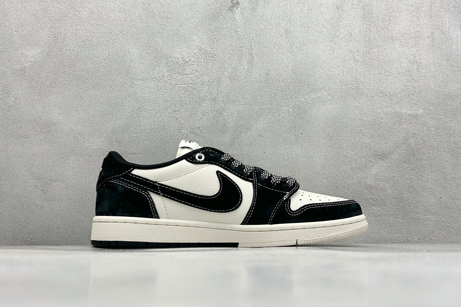 图片[2]-XC版Travis Scott x Nike Air Jordan 1 Low x Supreme Air Jordan 1 Low 反转黑米小钩满天星倒钩 纯原版本 全鞋采用原装头层皮，用料扎实 精雕细琢 鞋型极致还原 飞翼3D打印改良 深度立体 四线中底拉帮皮料选材 钢印 背胶一应俱全 全新批次 原装原模大底全鞋原厂定制皮料，手感细腻正确折边工艺 完美细节诠释 货号：SJ2068 124 尺码：36 36.5 37.5 38 38.5 39 40 40.5 41 42 42.5 43 44 44.5 45-选品中心