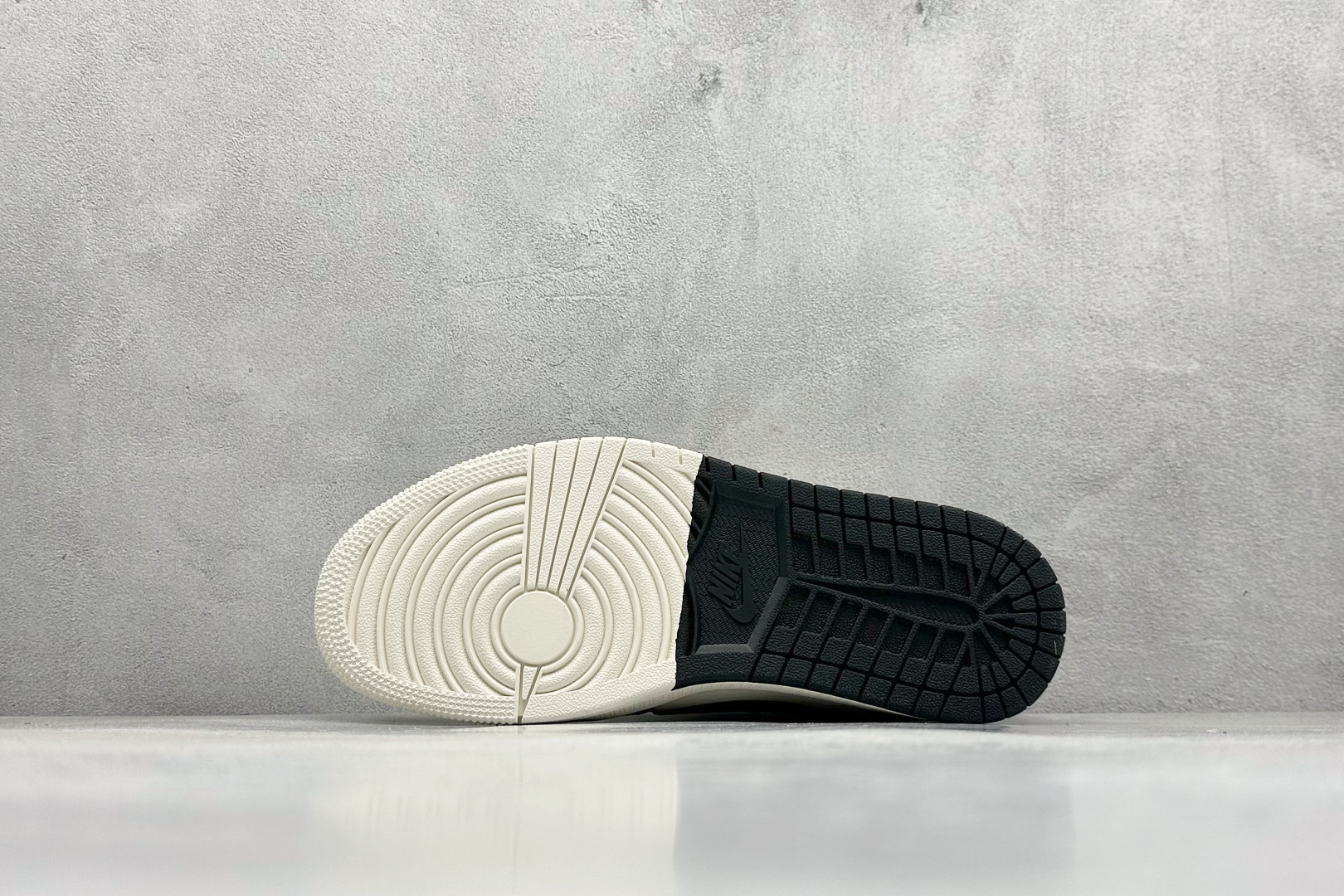 图片[4]-XC版Travis Scott x Nike Air Jordan 1 Low x Supreme Air Jordan 1 Low 反转黑米小钩满天星倒钩 纯原版本 全鞋采用原装头层皮，用料扎实 精雕细琢 鞋型极致还原 飞翼3D打印改良 深度立体 四线中底拉帮皮料选材 钢印 背胶一应俱全 全新批次 原装原模大底全鞋原厂定制皮料，手感细腻正确折边工艺 完美细节诠释 货号：SJ2068 124 尺码：36 36.5 37.5 38 38.5 39 40 40.5 41 42 42.5 43 44 44.5 45-选品中心