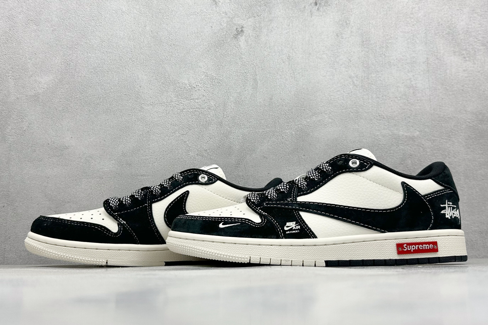 图片[5]-XC版Travis Scott x Nike Air Jordan 1 Low x Supreme Air Jordan 1 Low 反转黑米小钩满天星倒钩 纯原版本 全鞋采用原装头层皮，用料扎实 精雕细琢 鞋型极致还原 飞翼3D打印改良 深度立体 四线中底拉帮皮料选材 钢印 背胶一应俱全 全新批次 原装原模大底全鞋原厂定制皮料，手感细腻正确折边工艺 完美细节诠释 货号：SJ2068 124 尺码：36 36.5 37.5 38 38.5 39 40 40.5 41 42 42.5 43 44 44.5 45-选品中心