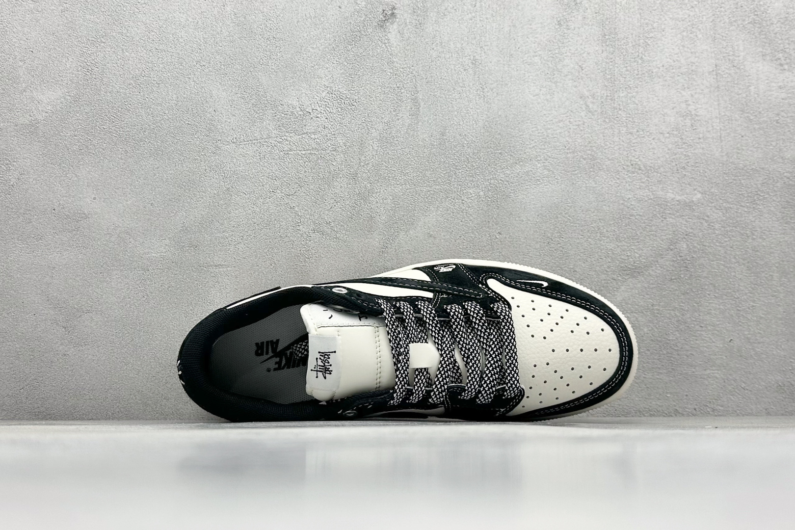 图片[3]-XC版Travis Scott x Nike Air Jordan 1 Low x Supreme Air Jordan 1 Low 反转黑米小钩满天星倒钩 纯原版本 全鞋采用原装头层皮，用料扎实 精雕细琢 鞋型极致还原 飞翼3D打印改良 深度立体 四线中底拉帮皮料选材 钢印 背胶一应俱全 全新批次 原装原模大底全鞋原厂定制皮料，手感细腻正确折边工艺 完美细节诠释 货号：SJ2068 124 尺码：36 36.5 37.5 38 38.5 39 40 40.5 41 42 42.5 43 44 44.5 45-选品中心