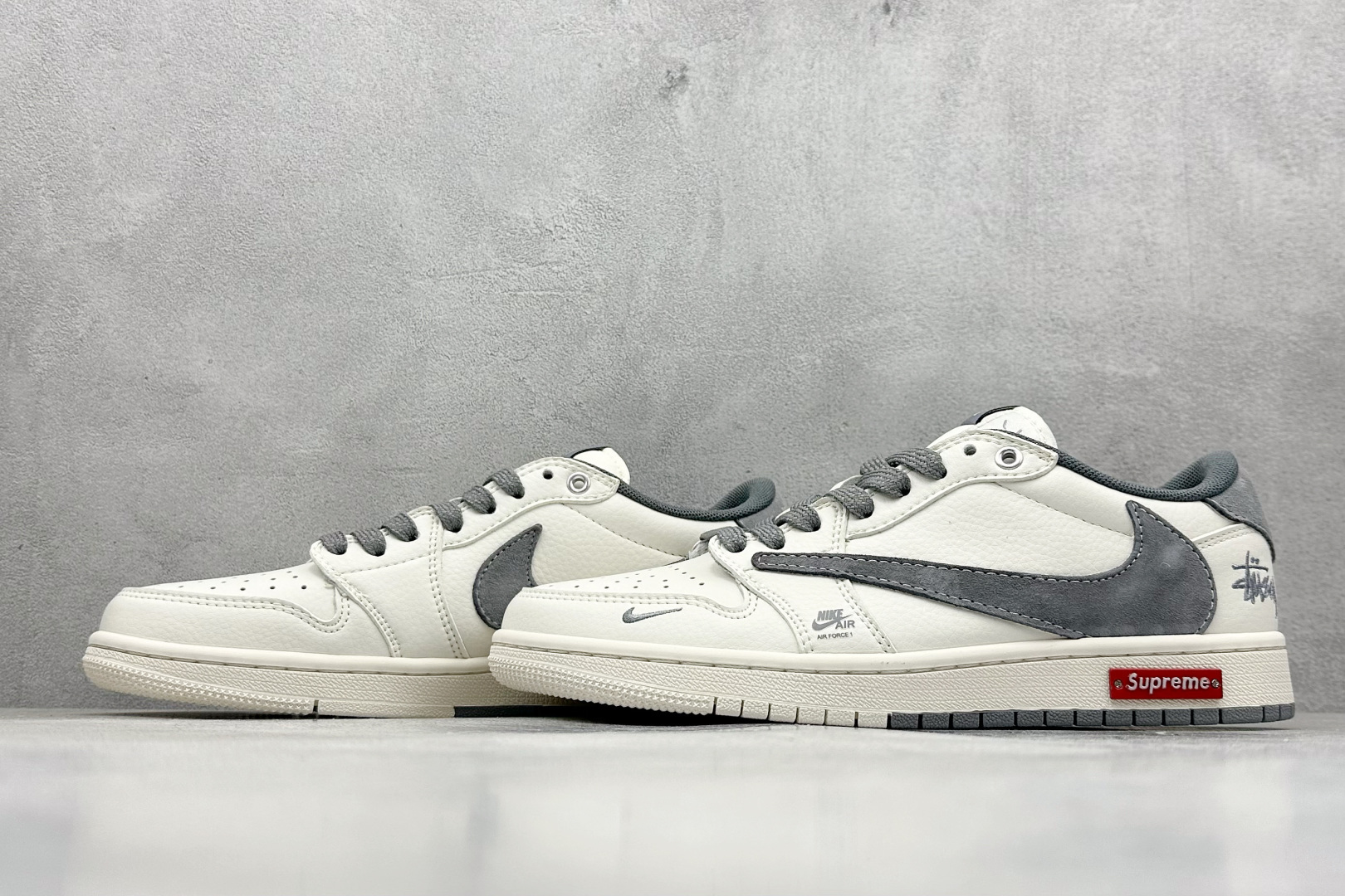 图片[5]-XC版Fragment x Travis Scott x Supreme x 斯图西 Air Jordan 1 Low 三方联名倒钩 性价比原盒出货 全新的三方联名低帮倒钩鞋面延续了黑脚趾设计，整双鞋以全荔枝皮打造，腰身搭配白色「倒勾」，再点缀上Travis Scott 标志性的Logo，后跟处以藤原浩最拿手的蓝色为主色调，完善极具Fragment Design的白蓝黑设计风格，左右脚分别以Travis Scott鬼脸和乔丹飞翼加以修饰，彰显出三方联名的奢华格调。 货号：SJ2068 125 尺码：36 36.5 37.5 38 38.5 39 40 40.5 41 42 42.5 43 44 44.5 45-选品中心