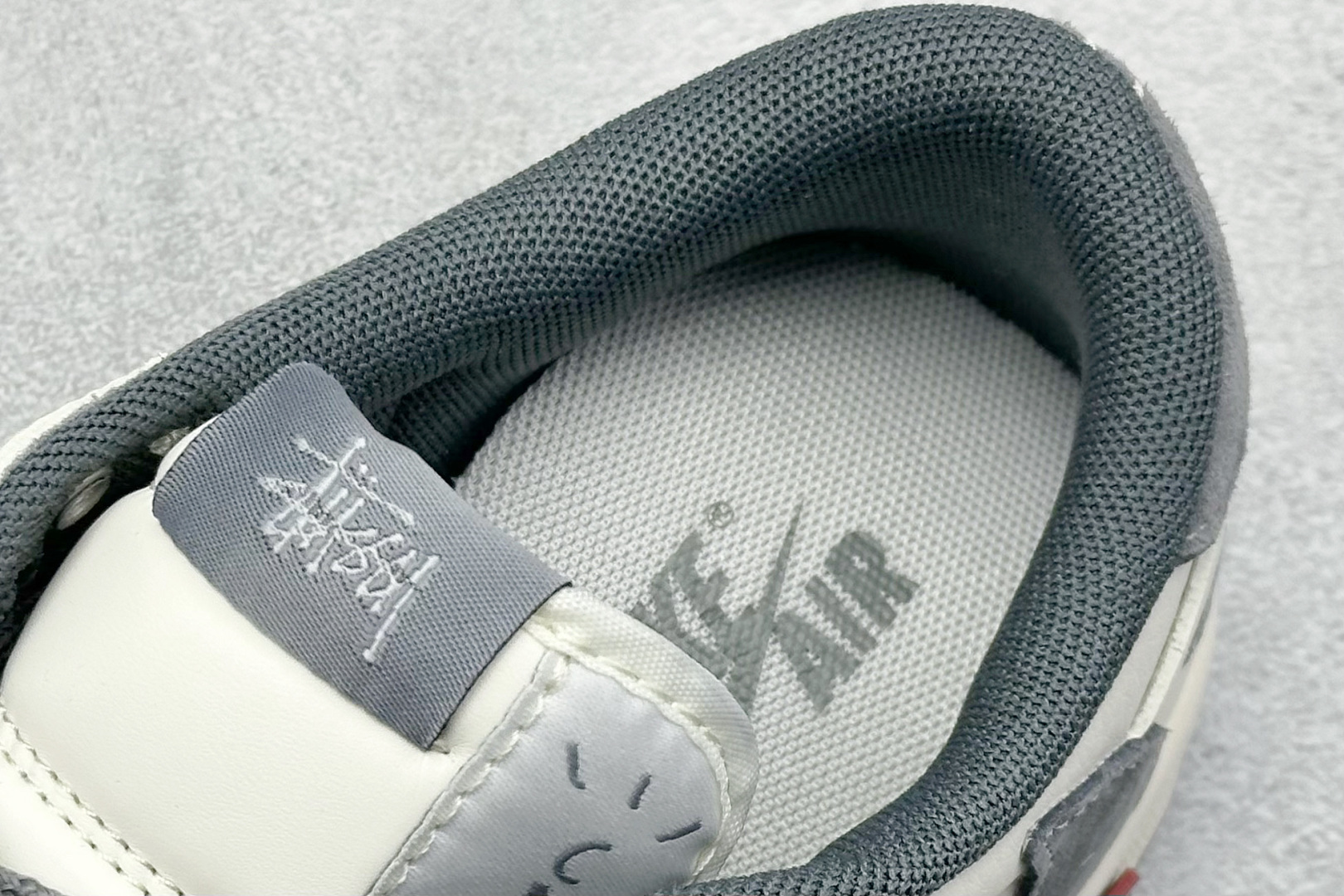 图片[8]-XC版Fragment x Travis Scott x Supreme x 斯图西 Air Jordan 1 Low 三方联名倒钩 性价比原盒出货 全新的三方联名低帮倒钩鞋面延续了黑脚趾设计，整双鞋以全荔枝皮打造，腰身搭配白色「倒勾」，再点缀上Travis Scott 标志性的Logo，后跟处以藤原浩最拿手的蓝色为主色调，完善极具Fragment Design的白蓝黑设计风格，左右脚分别以Travis Scott鬼脸和乔丹飞翼加以修饰，彰显出三方联名的奢华格调。 货号：SJ2068 125 尺码：36 36.5 37.5 38 38.5 39 40 40.5 41 42 42.5 43 44 44.5 45-选品中心