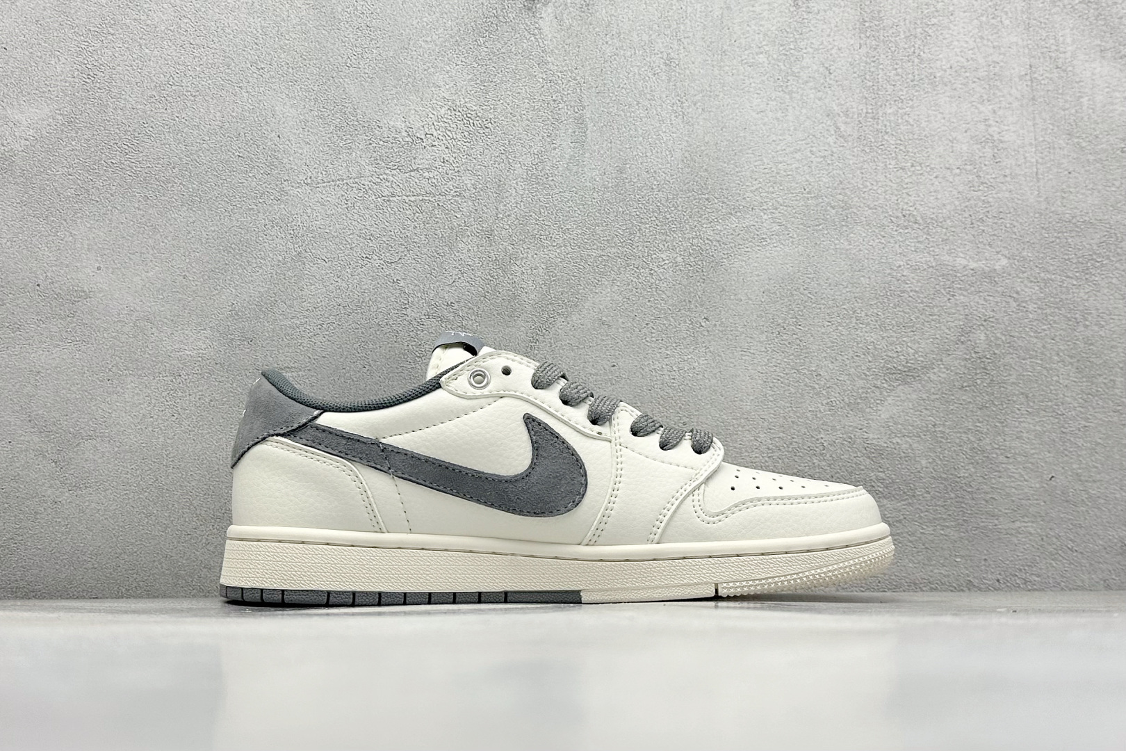 图片[2]-XC版Fragment x Travis Scott x Supreme x 斯图西 Air Jordan 1 Low 三方联名倒钩 性价比原盒出货 全新的三方联名低帮倒钩鞋面延续了黑脚趾设计，整双鞋以全荔枝皮打造，腰身搭配白色「倒勾」，再点缀上Travis Scott 标志性的Logo，后跟处以藤原浩最拿手的蓝色为主色调，完善极具Fragment Design的白蓝黑设计风格，左右脚分别以Travis Scott鬼脸和乔丹飞翼加以修饰，彰显出三方联名的奢华格调。 货号：SJ2068 125 尺码：36 36.5 37.5 38 38.5 39 40 40.5 41 42 42.5 43 44 44.5 45-选品中心