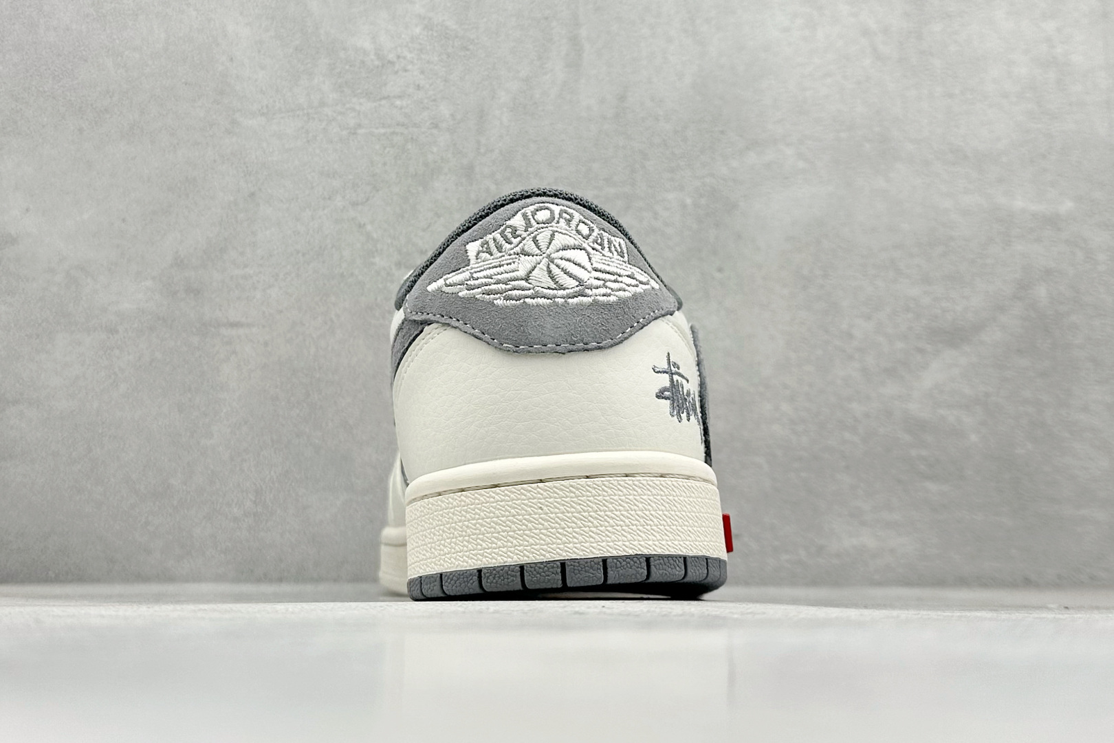 图片[6]-XC版Fragment x Travis Scott x Supreme x 斯图西 Air Jordan 1 Low 三方联名倒钩 性价比原盒出货 全新的三方联名低帮倒钩鞋面延续了黑脚趾设计，整双鞋以全荔枝皮打造，腰身搭配白色「倒勾」，再点缀上Travis Scott 标志性的Logo，后跟处以藤原浩最拿手的蓝色为主色调，完善极具Fragment Design的白蓝黑设计风格，左右脚分别以Travis Scott鬼脸和乔丹飞翼加以修饰，彰显出三方联名的奢华格调。 货号：SJ2068 125 尺码：36 36.5 37.5 38 38.5 39 40 40.5 41 42 42.5 43 44 44.5 45-选品中心