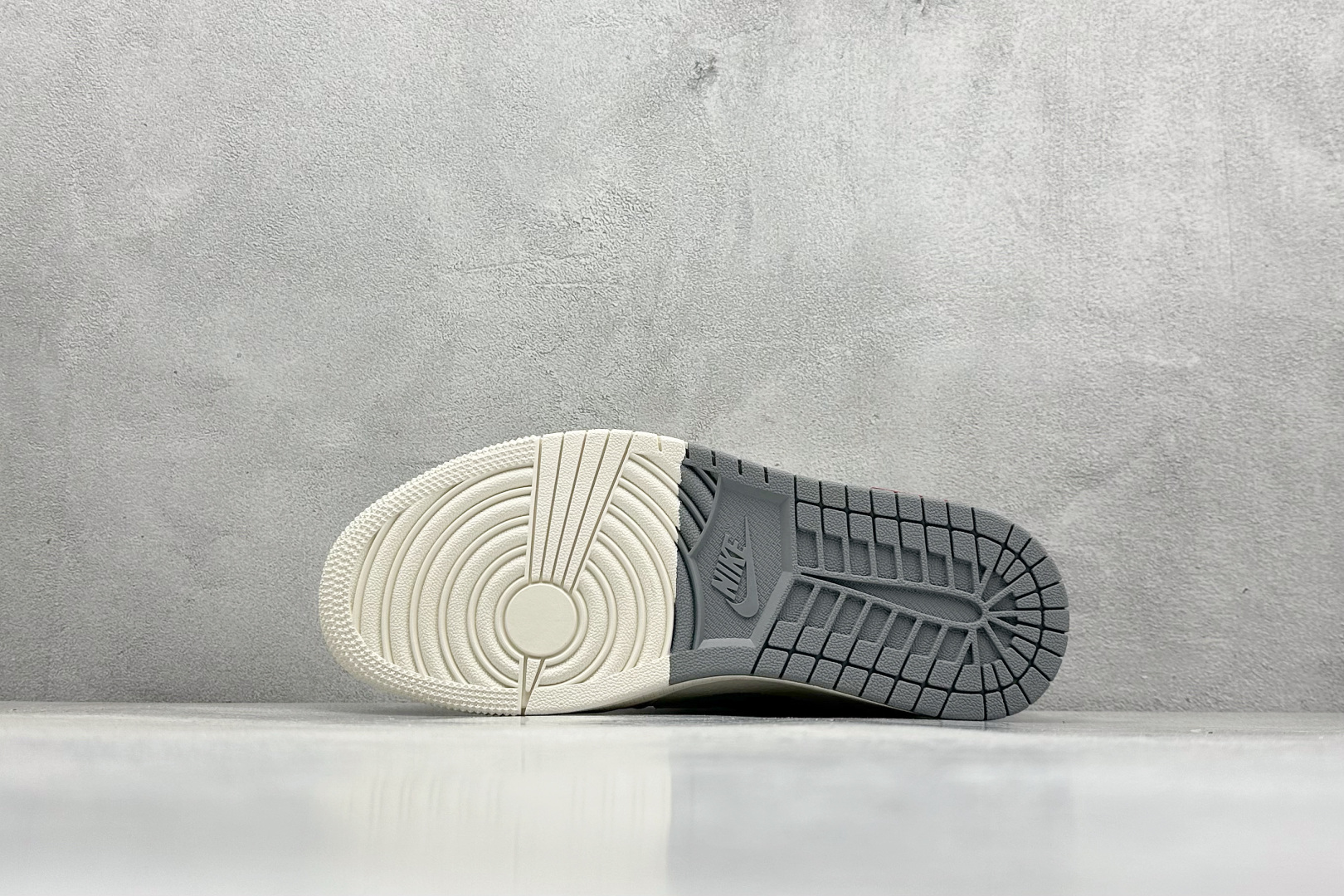 图片[4]-XC版Fragment x Travis Scott x Supreme x 斯图西 Air Jordan 1 Low 三方联名倒钩 性价比原盒出货 全新的三方联名低帮倒钩鞋面延续了黑脚趾设计，整双鞋以全荔枝皮打造，腰身搭配白色「倒勾」，再点缀上Travis Scott 标志性的Logo，后跟处以藤原浩最拿手的蓝色为主色调，完善极具Fragment Design的白蓝黑设计风格，左右脚分别以Travis Scott鬼脸和乔丹飞翼加以修饰，彰显出三方联名的奢华格调。 货号：SJ2068 125 尺码：36 36.5 37.5 38 38.5 39 40 40.5 41 42 42.5 43 44 44.5 45-选品中心