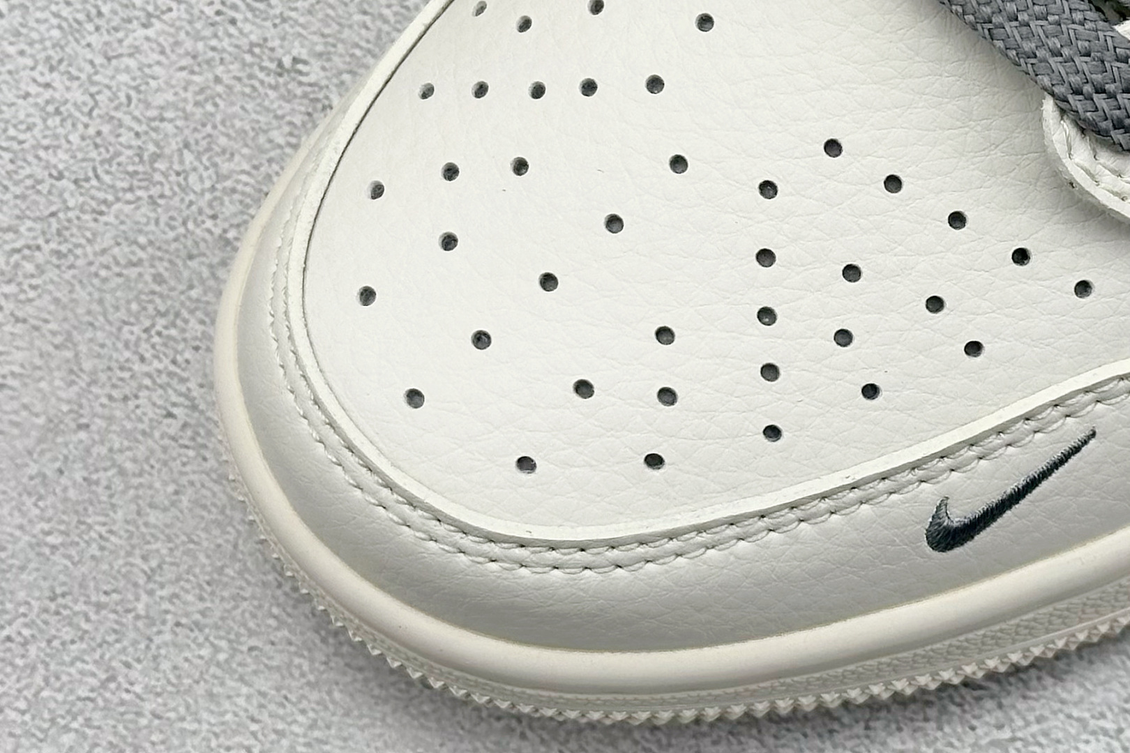 图片[7]-XC版Fragment x Travis Scott x Supreme x 斯图西 Air Jordan 1 Low 三方联名倒钩 性价比原盒出货 全新的三方联名低帮倒钩鞋面延续了黑脚趾设计，整双鞋以全荔枝皮打造，腰身搭配白色「倒勾」，再点缀上Travis Scott 标志性的Logo，后跟处以藤原浩最拿手的蓝色为主色调，完善极具Fragment Design的白蓝黑设计风格，左右脚分别以Travis Scott鬼脸和乔丹飞翼加以修饰，彰显出三方联名的奢华格调。 货号：SJ2068 125 尺码：36 36.5 37.5 38 38.5 39 40 40.5 41 42 42.5 43 44 44.5 45-选品中心