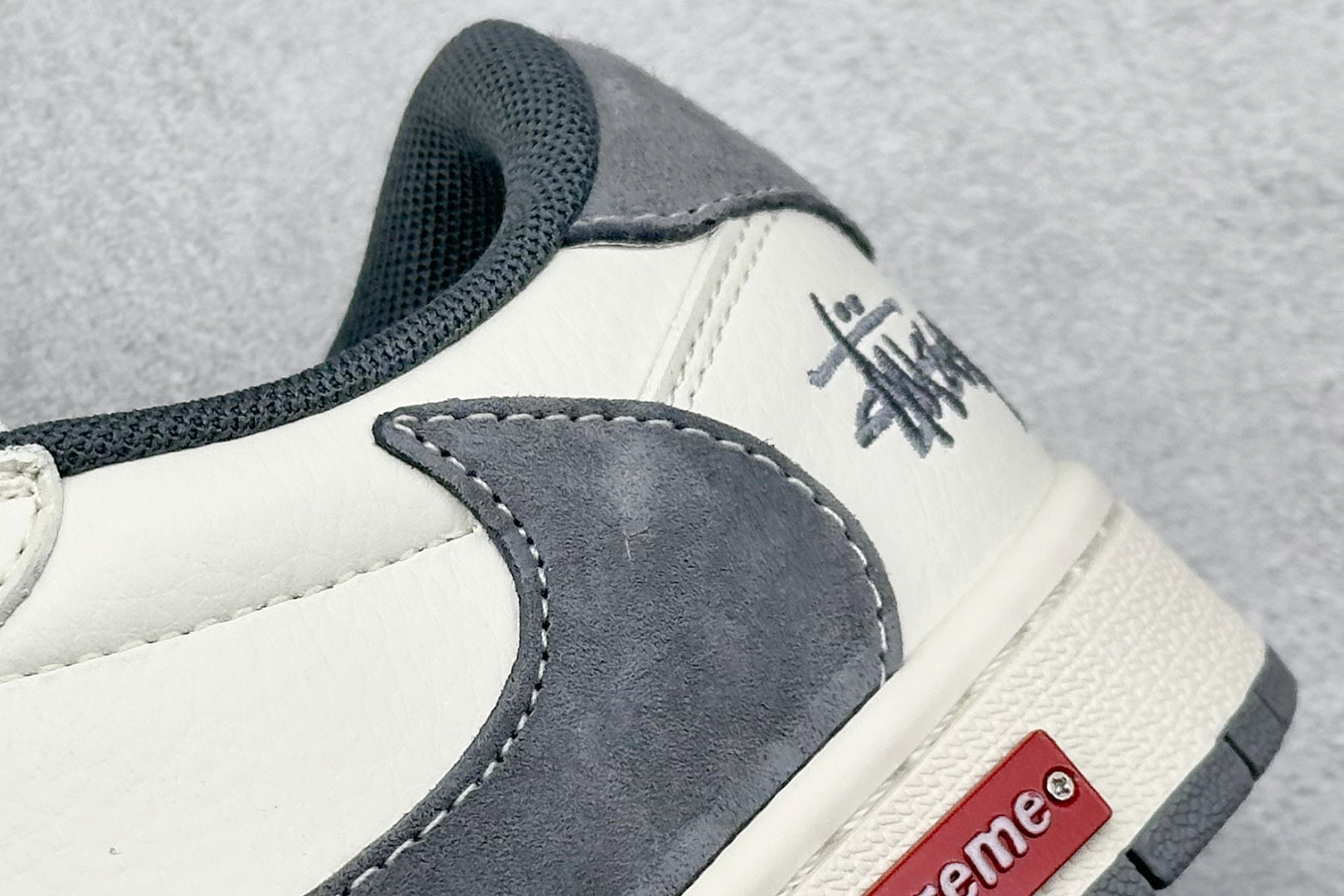 图片[9]-XC版Fragment x Travis Scott x Supreme x 斯图西 Air Jordan 1 Low 三方联名倒钩 性价比原盒出货 全新的三方联名低帮倒钩鞋面延续了黑脚趾设计，整双鞋以全荔枝皮打造，腰身搭配白色「倒勾」，再点缀上Travis Scott 标志性的Logo，后跟处以藤原浩最拿手的蓝色为主色调，完善极具Fragment Design的白蓝黑设计风格，左右脚分别以Travis Scott鬼脸和乔丹飞翼加以修饰，彰显出三方联名的奢华格调。 货号：SJ2068 125 尺码：36 36.5 37.5 38 38.5 39 40 40.5 41 42 42.5 43 44 44.5 45-选品中心