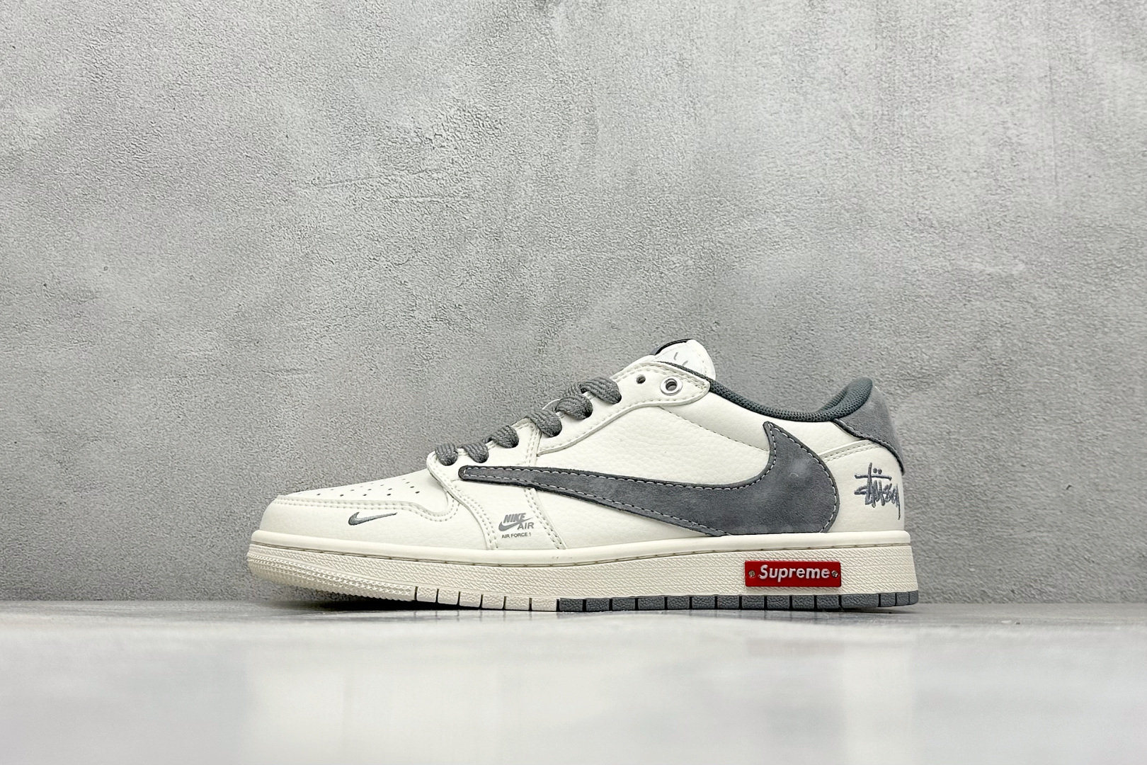 XC版Fragment x Travis Scott x Supreme x 斯图西 Air Jordan 1 Low 三方联名倒钩 性价比原盒出货 全新的三方联名低帮倒钩鞋面延续了黑脚趾设计，整双鞋以全荔枝皮打造，腰身搭配白色「倒勾」，再点缀上Travis Scott 标志性的Logo，后跟处以藤原浩最拿手的蓝色为主色调，完善极具Fragment Design的白蓝黑设计风格，左右脚分别以Travis Scott鬼脸和乔丹飞翼加以修饰，彰显出三方联名的奢华格调。 货号：SJ2068 125 尺码：36 36.5 37.5 38 38.5 39 40 40.5 41 42 42.5 43 44 44.5 45-选品中心