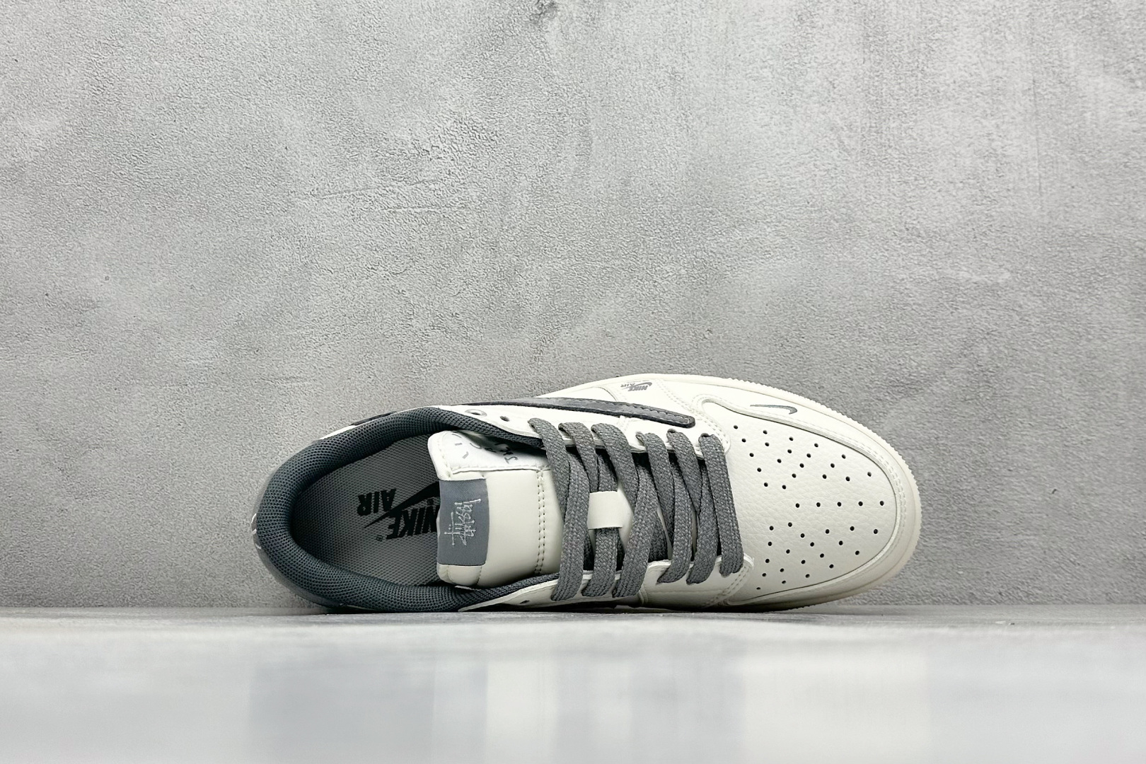 图片[3]-XC版Fragment x Travis Scott x Supreme x 斯图西 Air Jordan 1 Low 三方联名倒钩 性价比原盒出货 全新的三方联名低帮倒钩鞋面延续了黑脚趾设计，整双鞋以全荔枝皮打造，腰身搭配白色「倒勾」，再点缀上Travis Scott 标志性的Logo，后跟处以藤原浩最拿手的蓝色为主色调，完善极具Fragment Design的白蓝黑设计风格，左右脚分别以Travis Scott鬼脸和乔丹飞翼加以修饰，彰显出三方联名的奢华格调。 货号：SJ2068 125 尺码：36 36.5 37.5 38 38.5 39 40 40.5 41 42 42.5 43 44 44.5 45-选品中心