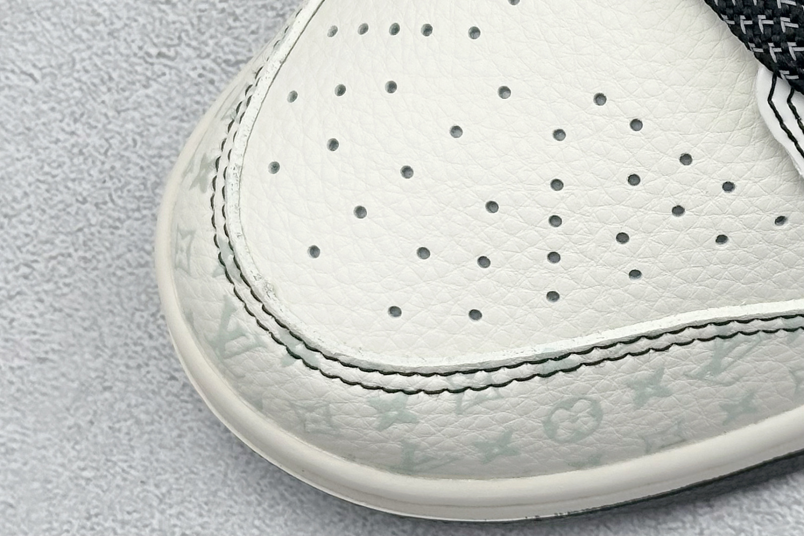 图片[7]-XC版Nike SB Dunk Low LV夜光黑底红尾 周年高端定制 低帮休闲板鞋  #定制鞋盒 大厂纯原品质出货 超高清洁度 皮料切割干净无任何毛边 细节完美 货号：YX5066-362  尺码：36 36.5 37.5 38 38.5 39 40 40.5 41 42 42.5 43 44 44.5 45-选品中心