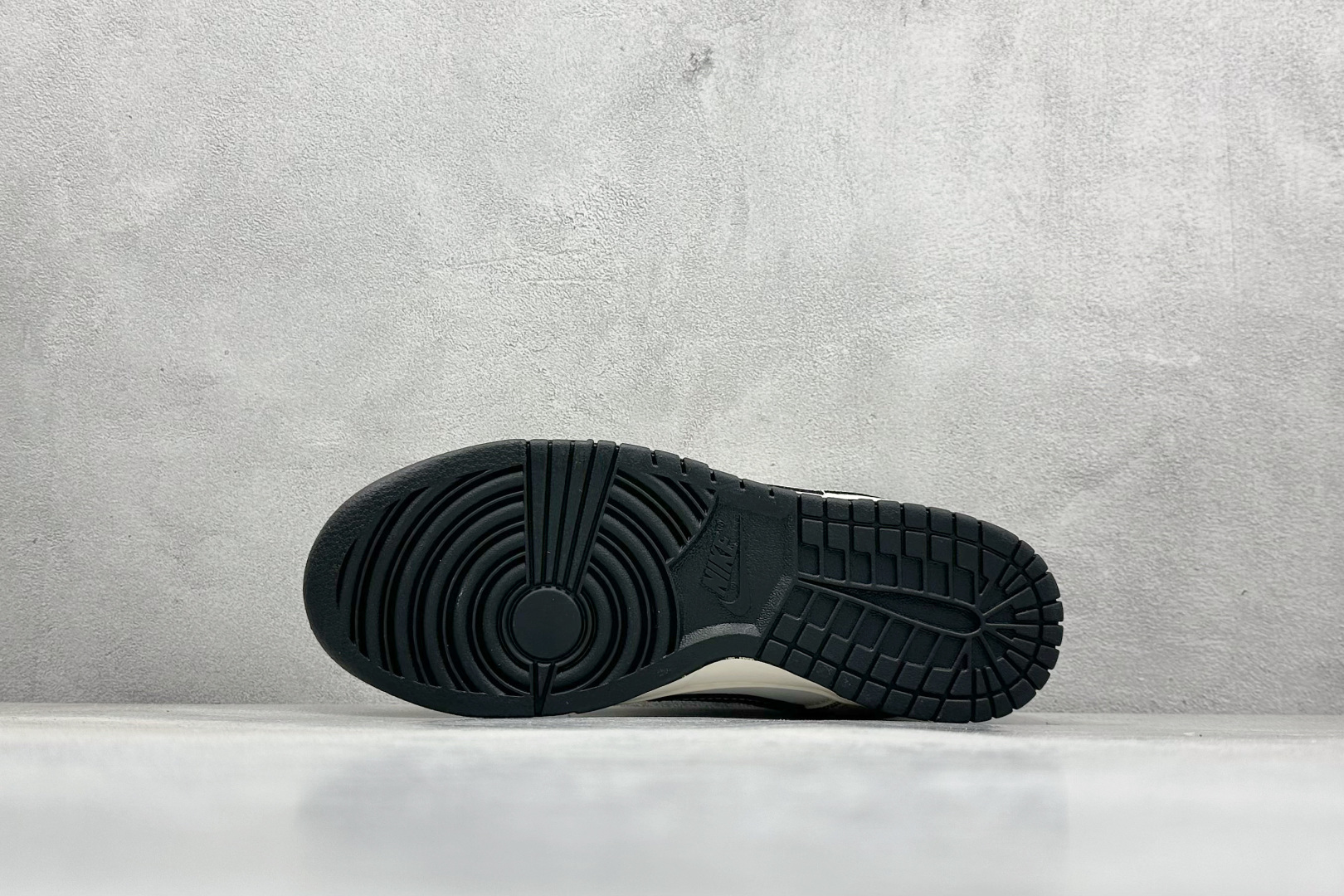 图片[4]-XC版Nike SB Dunk Low LV夜光黑底红尾 周年高端定制 低帮休闲板鞋  #定制鞋盒 大厂纯原品质出货 超高清洁度 皮料切割干净无任何毛边 细节完美 货号：YX5066-362  尺码：36 36.5 37.5 38 38.5 39 40 40.5 41 42 42.5 43 44 44.5 45-选品中心