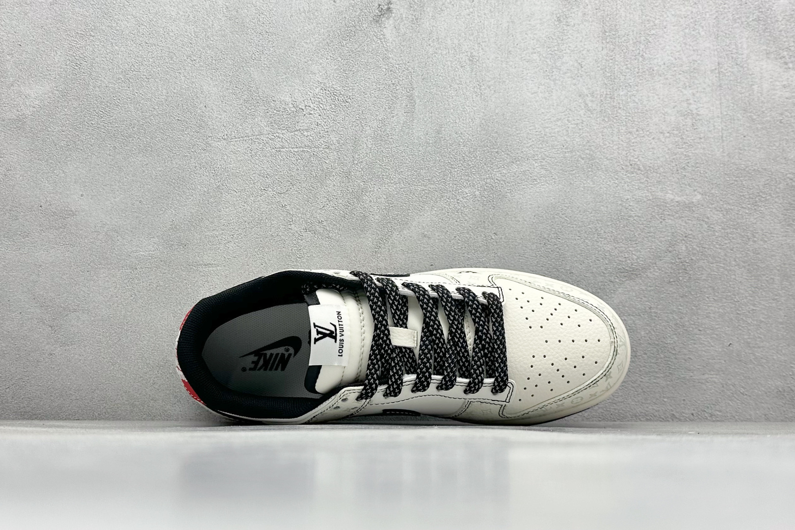 图片[3]-XC版Nike SB Dunk Low LV夜光黑底红尾 周年高端定制 低帮休闲板鞋  #定制鞋盒 大厂纯原品质出货 超高清洁度 皮料切割干净无任何毛边 细节完美 货号：YX5066-362  尺码：36 36.5 37.5 38 38.5 39 40 40.5 41 42 42.5 43 44 44.5 45-选品中心