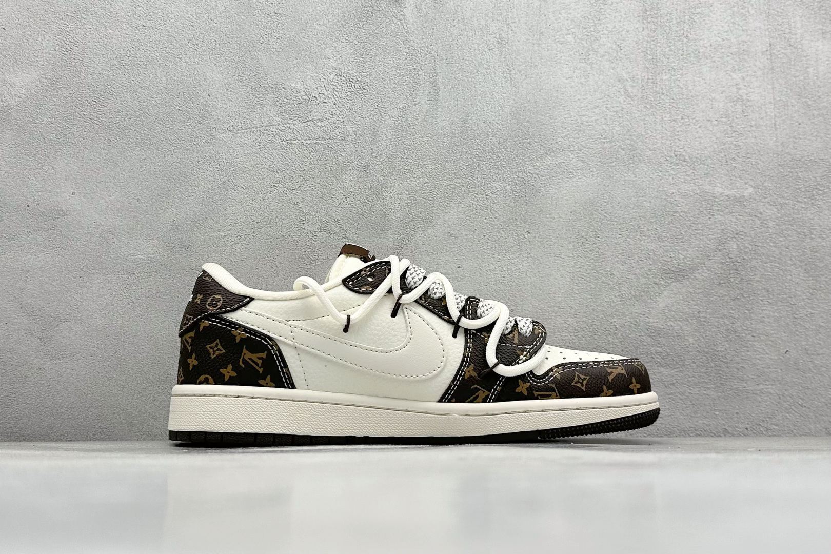 图片[2]-XC版Travis Scott x Fragment Design x Air Jordan 1 Low OG SP AJ1 乔1 LV联名 米棕抽绳 低帮文化休闲板鞋  #多方联名合作融合了Travis Scott 独特的音乐风格，藤原浩个性的设计风格以及Jordan品牌的经典元素 使其成为一双具有独特身份和价值的鞋子 清新而立体的外观加上联名标识更突出了其独特身份 这种配色方案显示出活力和时尚感 在视觉上引人注目 鞋身的质感和细腻的细节处理使其显得高端而格调十足 这款“倒钩”联名是设计与创意完美结合 融合多方的个性风格是一款备受瞩目的潮流鞋款 货号：DM6868-101  尺码：36 36.5 37.5 38 38.5 39 40 40.5 41 42 42.5 43 44 44.5 45-选品中心