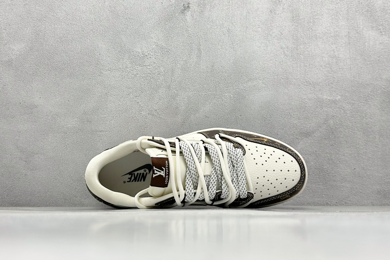 图片[3]-XC版Travis Scott x Fragment Design x Air Jordan 1 Low OG SP AJ1 乔1 LV联名 米棕抽绳 低帮文化休闲板鞋  #多方联名合作融合了Travis Scott 独特的音乐风格，藤原浩个性的设计风格以及Jordan品牌的经典元素 使其成为一双具有独特身份和价值的鞋子 清新而立体的外观加上联名标识更突出了其独特身份 这种配色方案显示出活力和时尚感 在视觉上引人注目 鞋身的质感和细腻的细节处理使其显得高端而格调十足 这款“倒钩”联名是设计与创意完美结合 融合多方的个性风格是一款备受瞩目的潮流鞋款 货号：DM6868-101  尺码：36 36.5 37.5 38 38.5 39 40 40.5 41 42 42.5 43 44 44.5 45-选品中心