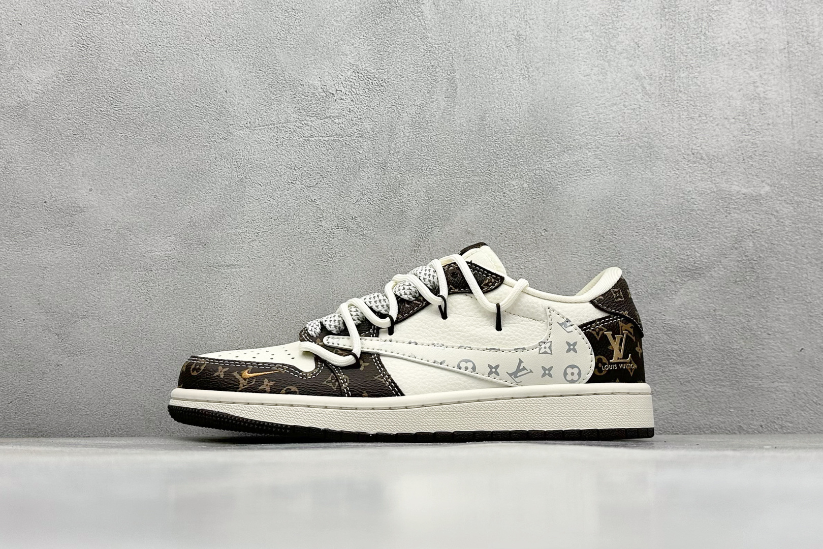 XC版Travis Scott x Fragment Design x Air Jordan 1 Low OG SP AJ1 乔1 LV联名 米棕抽绳 低帮文化休闲板鞋  #多方联名合作融合了Travis Scott 独特的音乐风格，藤原浩个性的设计风格以及Jordan品牌的经典元素 使其成为一双具有独特身份和价值的鞋子 清新而立体的外观加上联名标识更突出了其独特身份 这种配色方案显示出活力和时尚感 在视觉上引人注目 鞋身的质感和细腻的细节处理使其显得高端而格调十足 这款“倒钩”联名是设计与创意完美结合 融合多方的个性风格是一款备受瞩目的潮流鞋款 货号：DM6868-101  尺码：36 36.5 37.5 38 38.5 39 40 40.5 41 42 42.5 43 44 44.5 45-选品中心