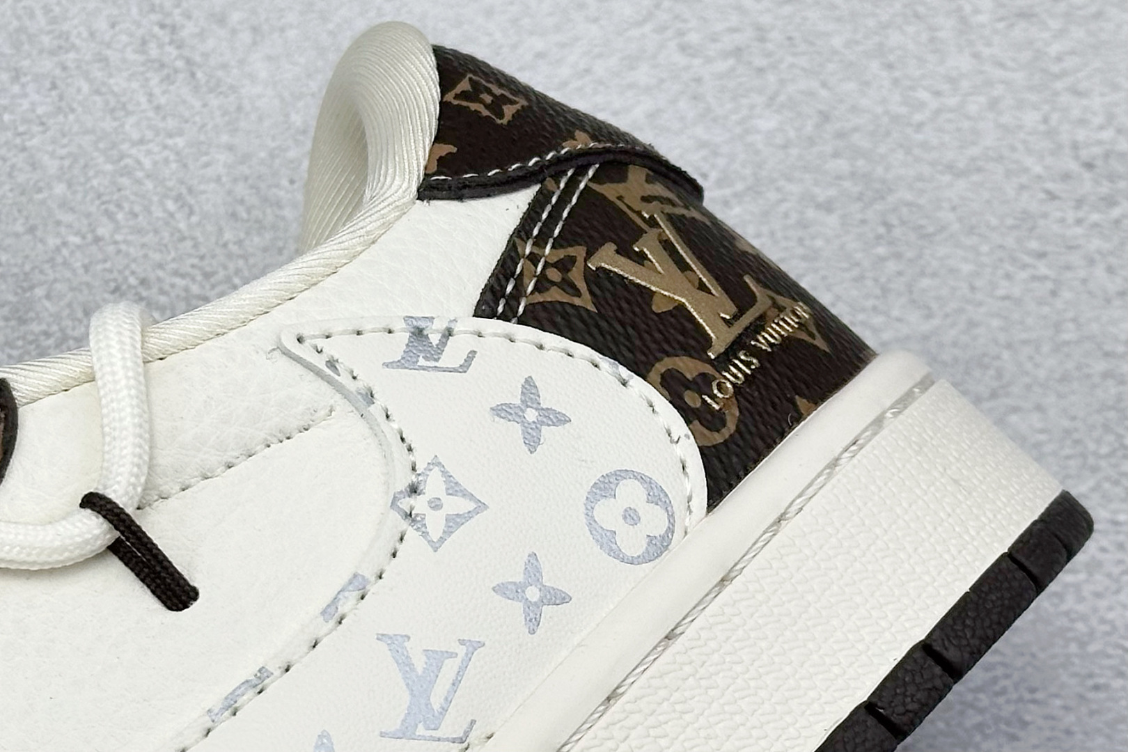 图片[9]-XC版Travis Scott x Fragment Design x Air Jordan 1 Low OG SP AJ1 乔1 LV联名 米棕抽绳 低帮文化休闲板鞋  #多方联名合作融合了Travis Scott 独特的音乐风格，藤原浩个性的设计风格以及Jordan品牌的经典元素 使其成为一双具有独特身份和价值的鞋子 清新而立体的外观加上联名标识更突出了其独特身份 这种配色方案显示出活力和时尚感 在视觉上引人注目 鞋身的质感和细腻的细节处理使其显得高端而格调十足 这款“倒钩”联名是设计与创意完美结合 融合多方的个性风格是一款备受瞩目的潮流鞋款 货号：DM6868-101  尺码：36 36.5 37.5 38 38.5 39 40 40.5 41 42 42.5 43 44 44.5 45-选品中心