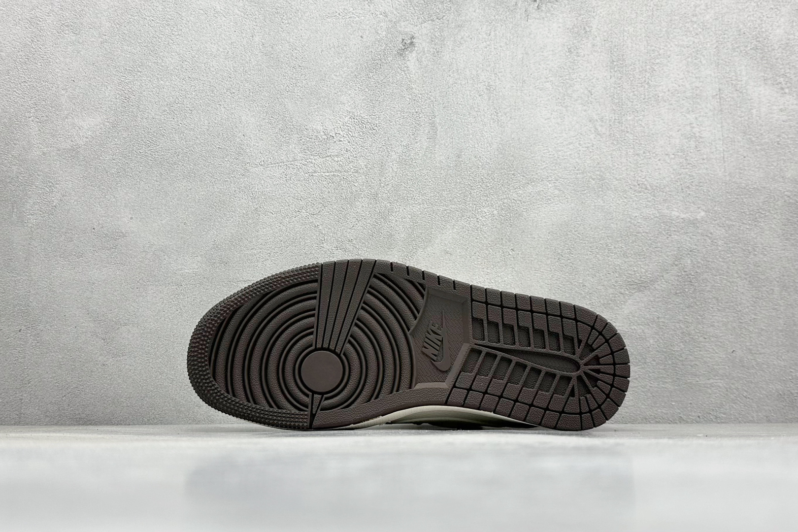 图片[4]-XC版Travis Scott x Fragment Design x Air Jordan 1 Low OG SP AJ1 乔1 LV联名 米棕抽绳 低帮文化休闲板鞋  #多方联名合作融合了Travis Scott 独特的音乐风格，藤原浩个性的设计风格以及Jordan品牌的经典元素 使其成为一双具有独特身份和价值的鞋子 清新而立体的外观加上联名标识更突出了其独特身份 这种配色方案显示出活力和时尚感 在视觉上引人注目 鞋身的质感和细腻的细节处理使其显得高端而格调十足 这款“倒钩”联名是设计与创意完美结合 融合多方的个性风格是一款备受瞩目的潮流鞋款 货号：DM6868-101  尺码：36 36.5 37.5 38 38.5 39 40 40.5 41 42 42.5 43 44 44.5 45-选品中心