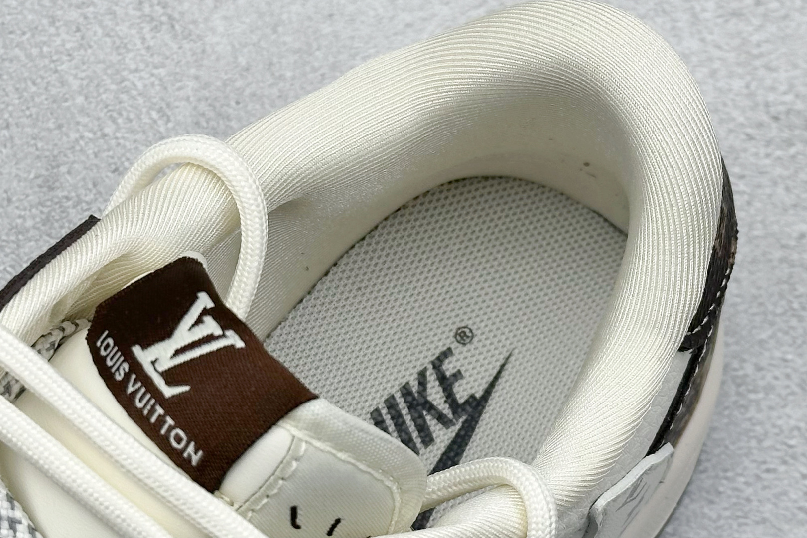 图片[8]-XC版Travis Scott x Fragment Design x Air Jordan 1 Low OG SP AJ1 乔1 LV联名 米棕抽绳 低帮文化休闲板鞋  #多方联名合作融合了Travis Scott 独特的音乐风格，藤原浩个性的设计风格以及Jordan品牌的经典元素 使其成为一双具有独特身份和价值的鞋子 清新而立体的外观加上联名标识更突出了其独特身份 这种配色方案显示出活力和时尚感 在视觉上引人注目 鞋身的质感和细腻的细节处理使其显得高端而格调十足 这款“倒钩”联名是设计与创意完美结合 融合多方的个性风格是一款备受瞩目的潮流鞋款 货号：DM6868-101  尺码：36 36.5 37.5 38 38.5 39 40 40.5 41 42 42.5 43 44 44.5 45-选品中心