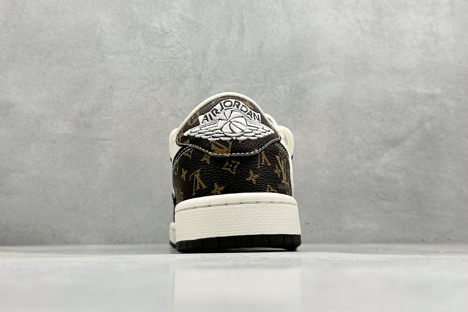 图片[6]-XC版Travis Scott x Fragment Design x Air Jordan 1 Low OG SP AJ1 乔1 LV联名 米棕抽绳 低帮文化休闲板鞋  #多方联名合作融合了Travis Scott 独特的音乐风格，藤原浩个性的设计风格以及Jordan品牌的经典元素 使其成为一双具有独特身份和价值的鞋子 清新而立体的外观加上联名标识更突出了其独特身份 这种配色方案显示出活力和时尚感 在视觉上引人注目 鞋身的质感和细腻的细节处理使其显得高端而格调十足 这款“倒钩”联名是设计与创意完美结合 融合多方的个性风格是一款备受瞩目的潮流鞋款 货号：DM6868-101  尺码：36 36.5 37.5 38 38.5 39 40 40.5 41 42 42.5 43 44 44.5 45-选品中心