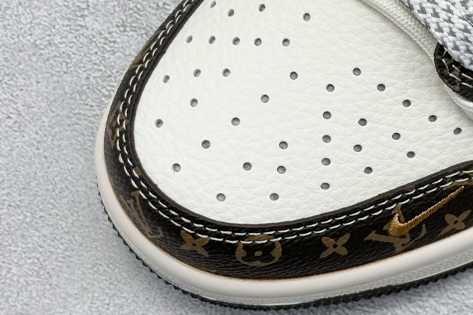 图片[7]-XC版Travis Scott x Fragment Design x Air Jordan 1 Low OG SP AJ1 乔1 LV联名 米棕抽绳 低帮文化休闲板鞋  #多方联名合作融合了Travis Scott 独特的音乐风格，藤原浩个性的设计风格以及Jordan品牌的经典元素 使其成为一双具有独特身份和价值的鞋子 清新而立体的外观加上联名标识更突出了其独特身份 这种配色方案显示出活力和时尚感 在视觉上引人注目 鞋身的质感和细腻的细节处理使其显得高端而格调十足 这款“倒钩”联名是设计与创意完美结合 融合多方的个性风格是一款备受瞩目的潮流鞋款 货号：DM6868-101  尺码：36 36.5 37.5 38 38.5 39 40 40.5 41 42 42.5 43 44 44.5 45-选品中心